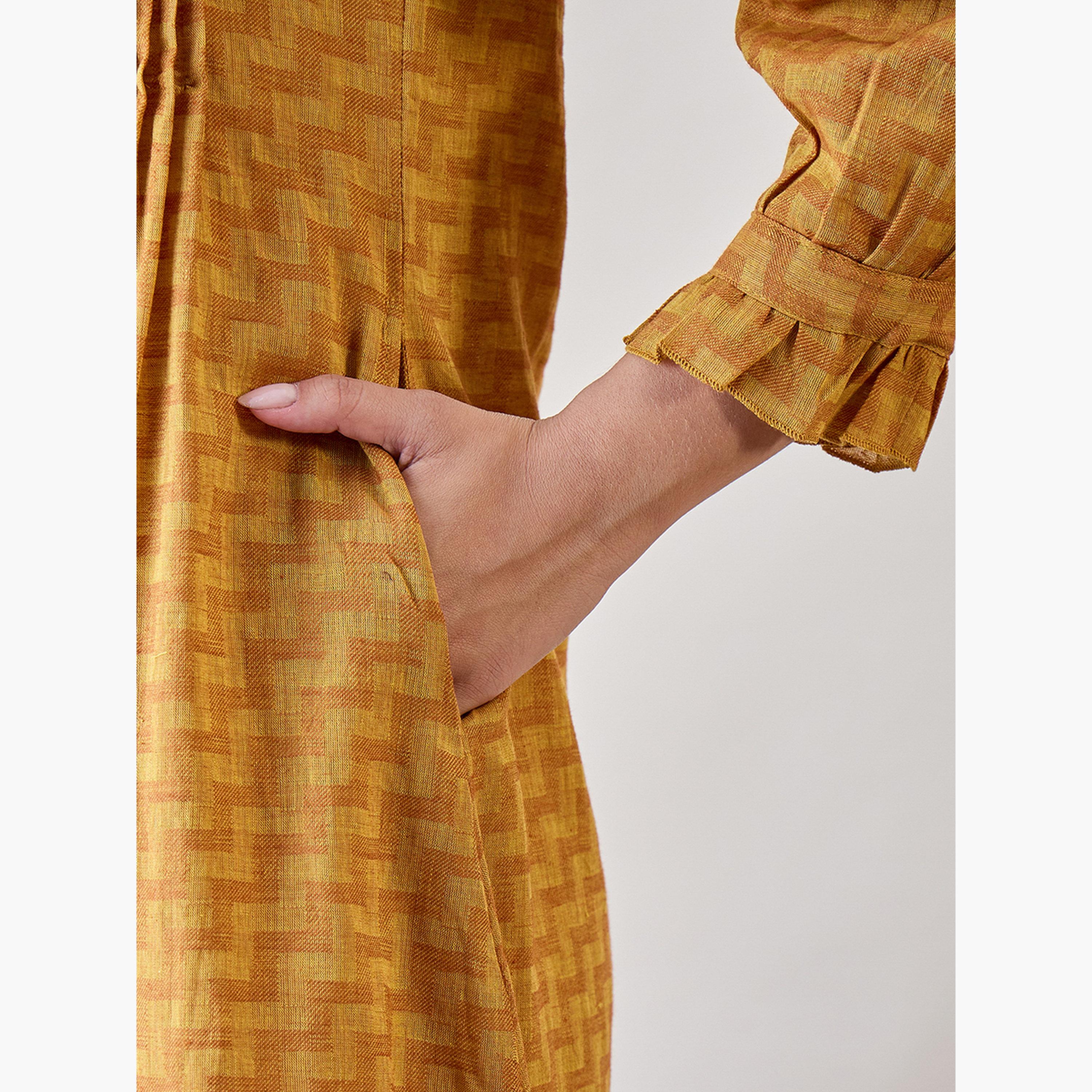 ذا كافتان كومباني × ستايلي - قميص نوم قطني مطبوع عليه نقشة متعرجة بلون الخردل-women-clothing-nightwear-nighties-image-5