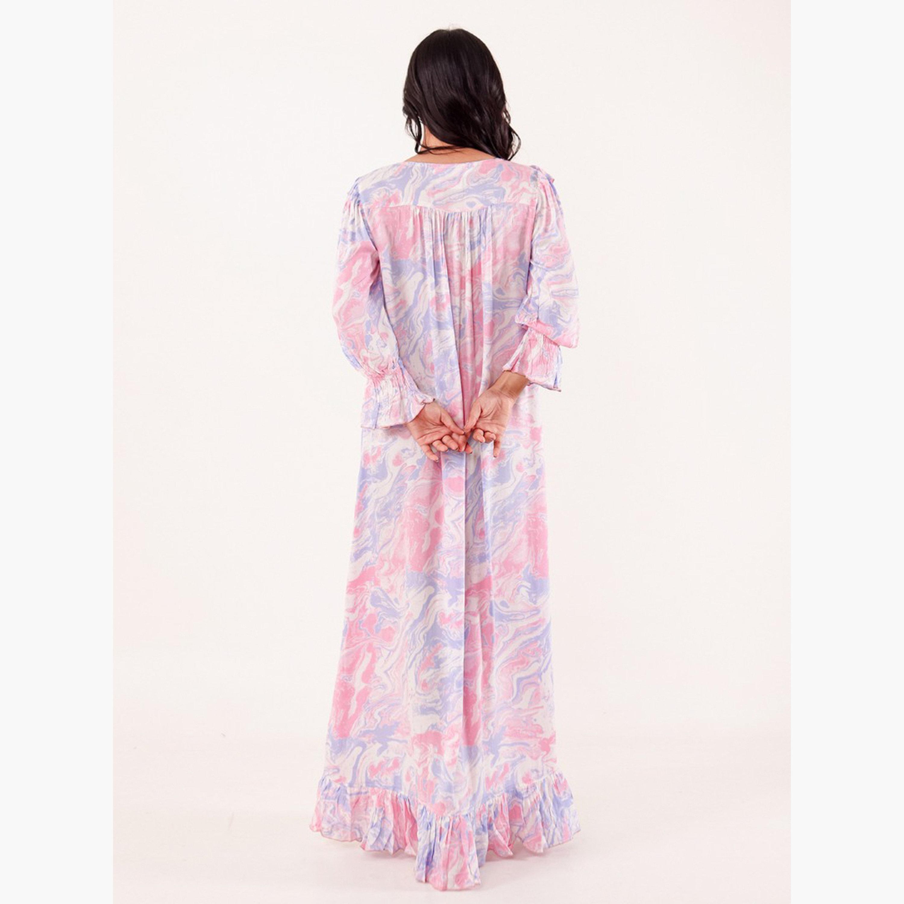 ذا كافتان كومباني × ستايلي - قميص نوم من الفسكوز رايون بنقشة رخامية وردية-women-clothing-nightwear-nighties-image-4