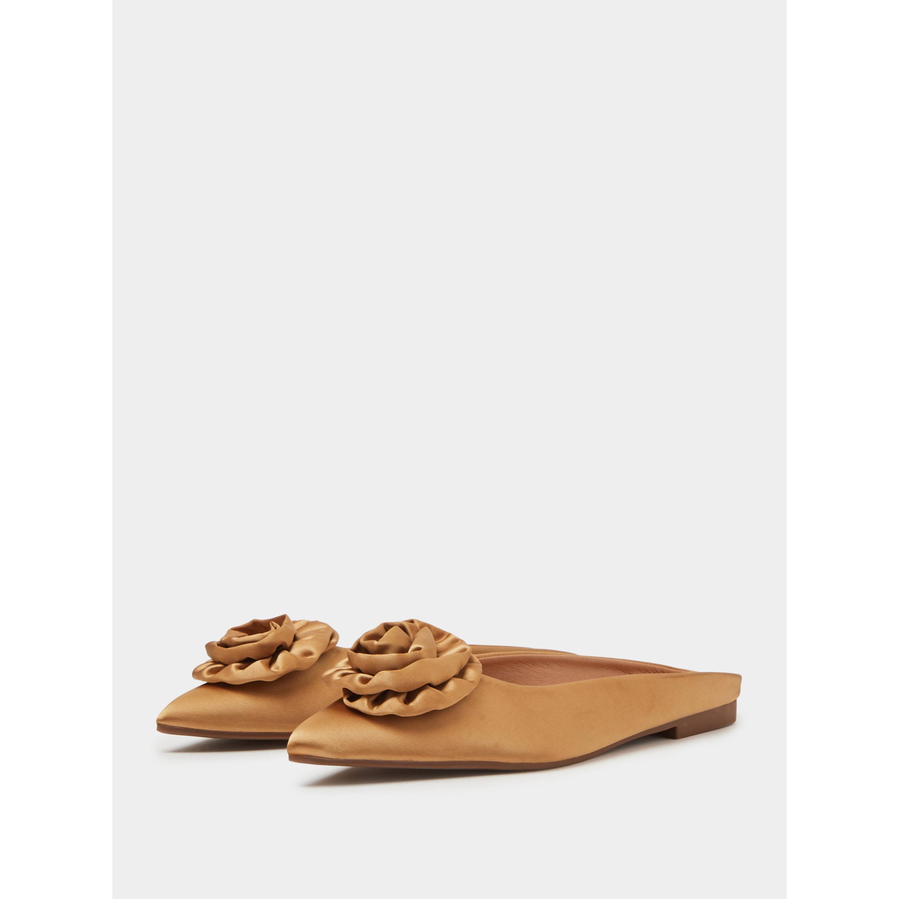 حذاء فلات بمقدمة مدببة وتفاصيل أزهار لون تان-women-shoes-flats-mules-image-1