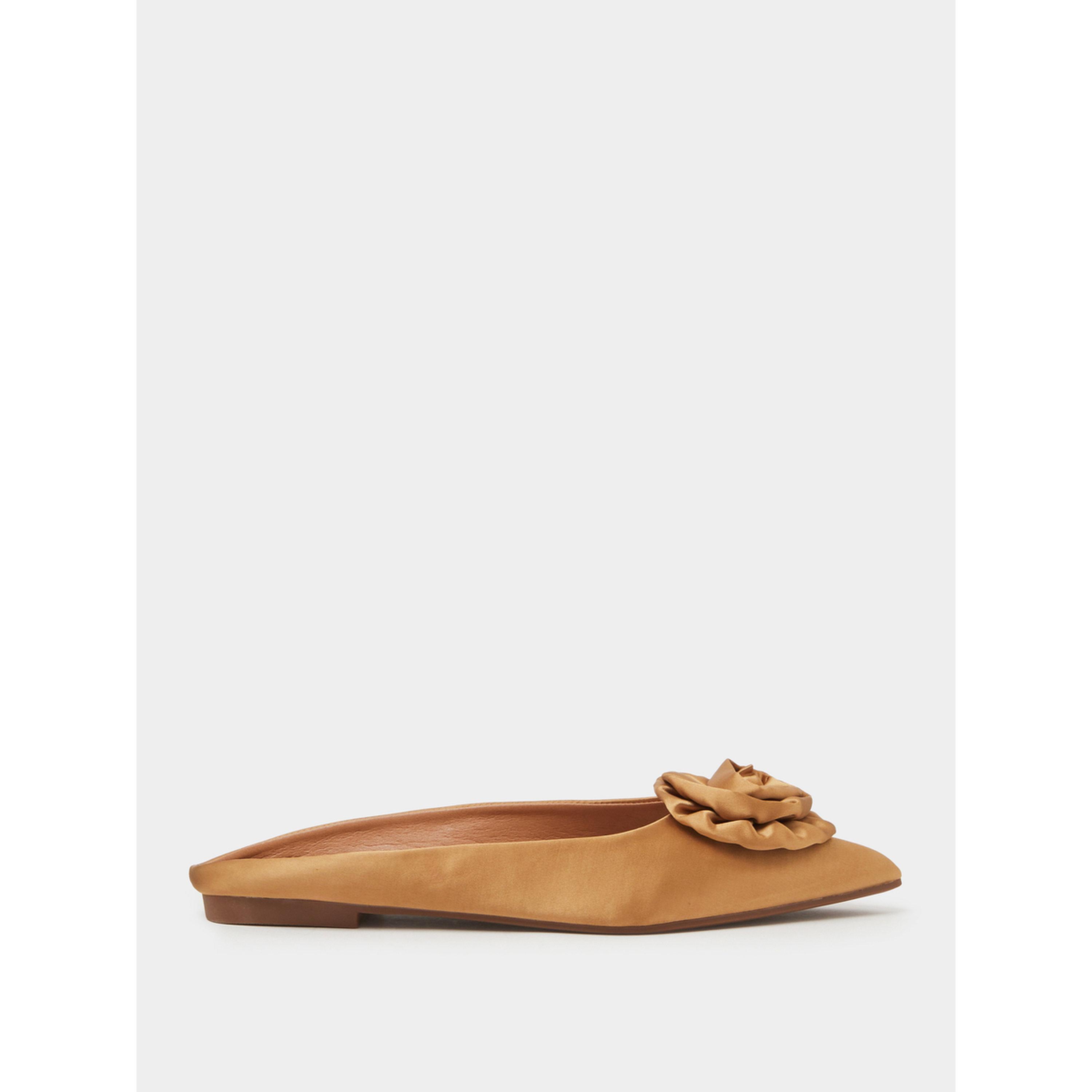 حذاء فلات بمقدمة مدببة وتفاصيل أزهار لون تان-women-shoes-flats-mules-image-2