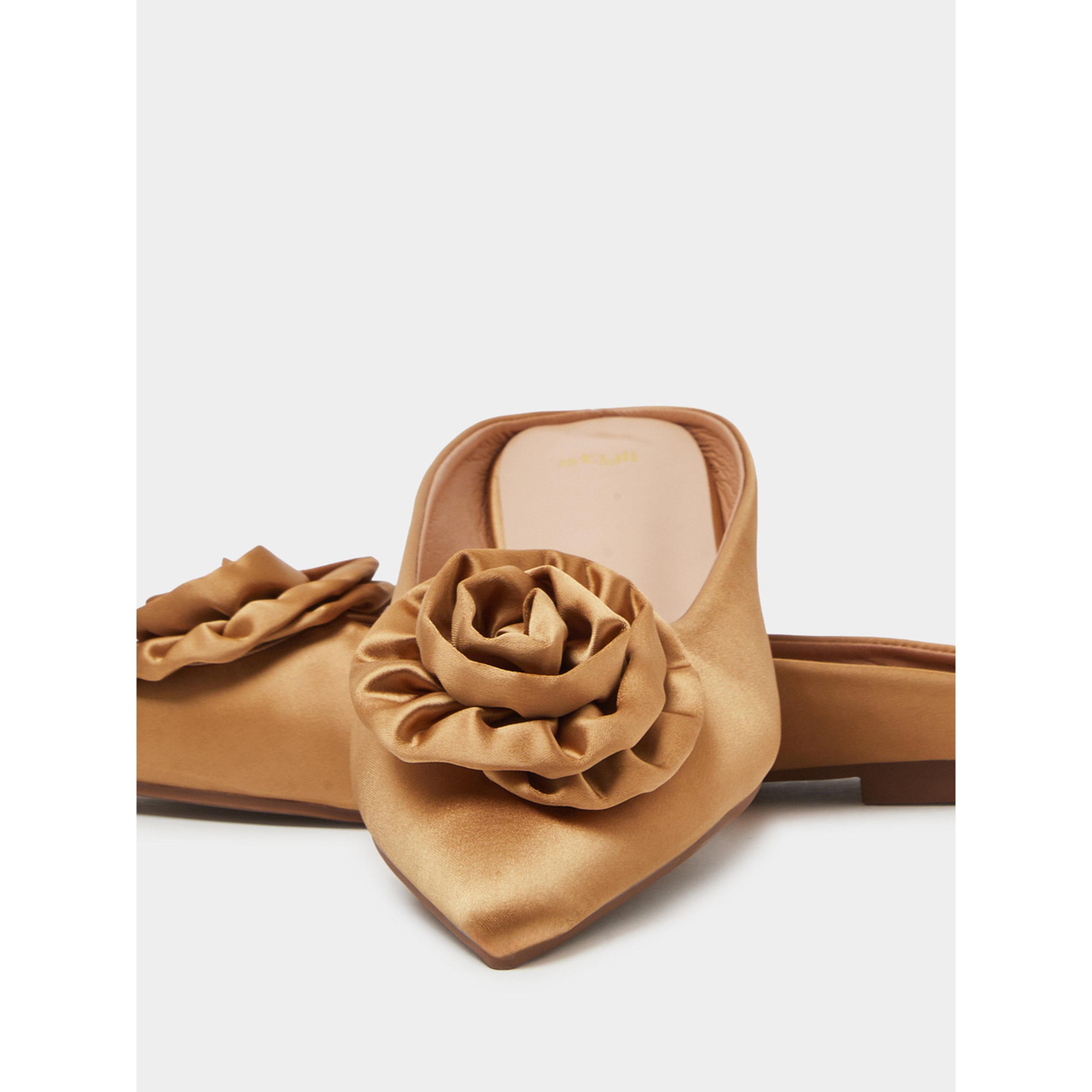 حذاء فلات بمقدمة مدببة وتفاصيل أزهار لون تان-women-shoes-flats-mules-image-4