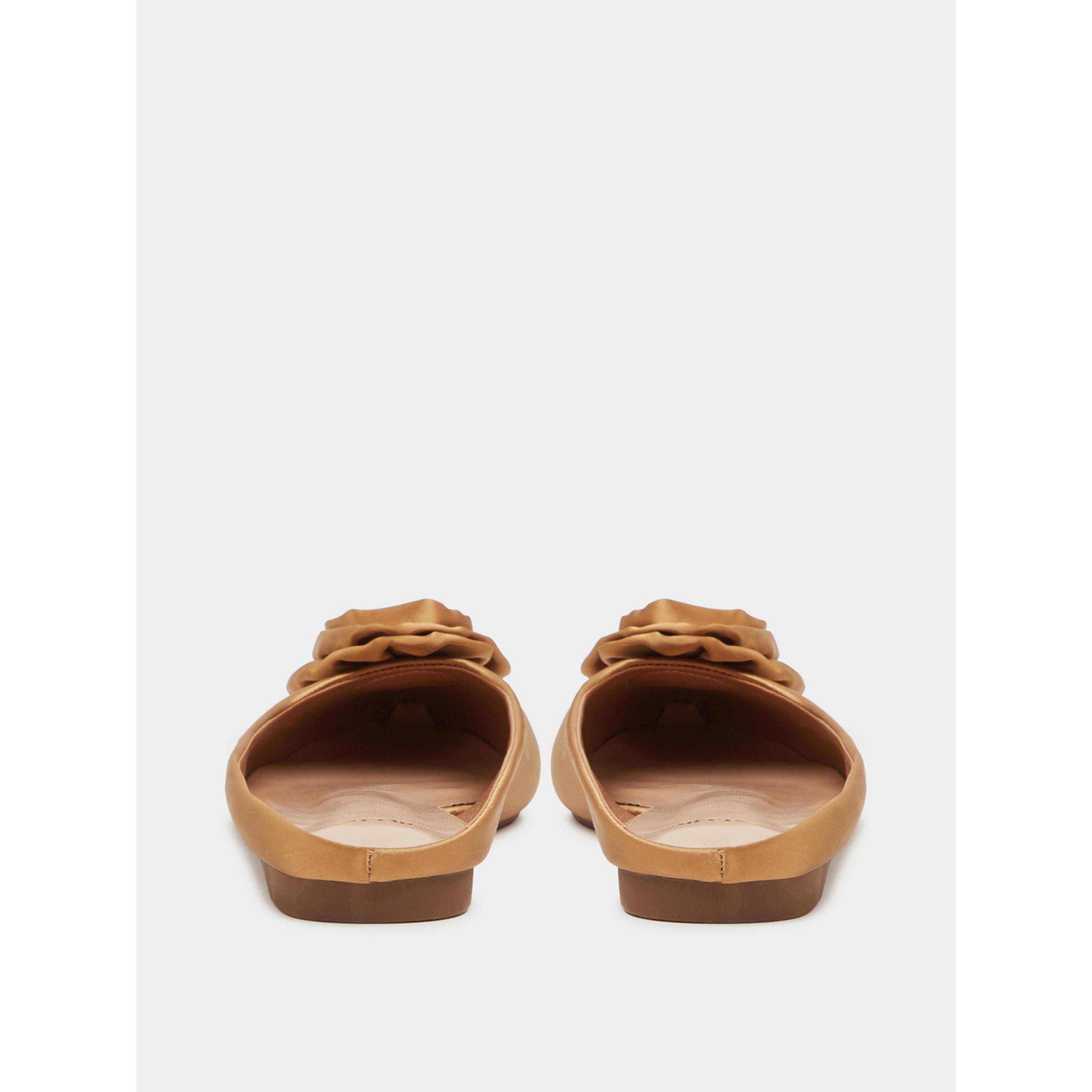 حذاء فلات بمقدمة مدببة وتفاصيل أزهار لون تان-women-shoes-flats-mules-image-5