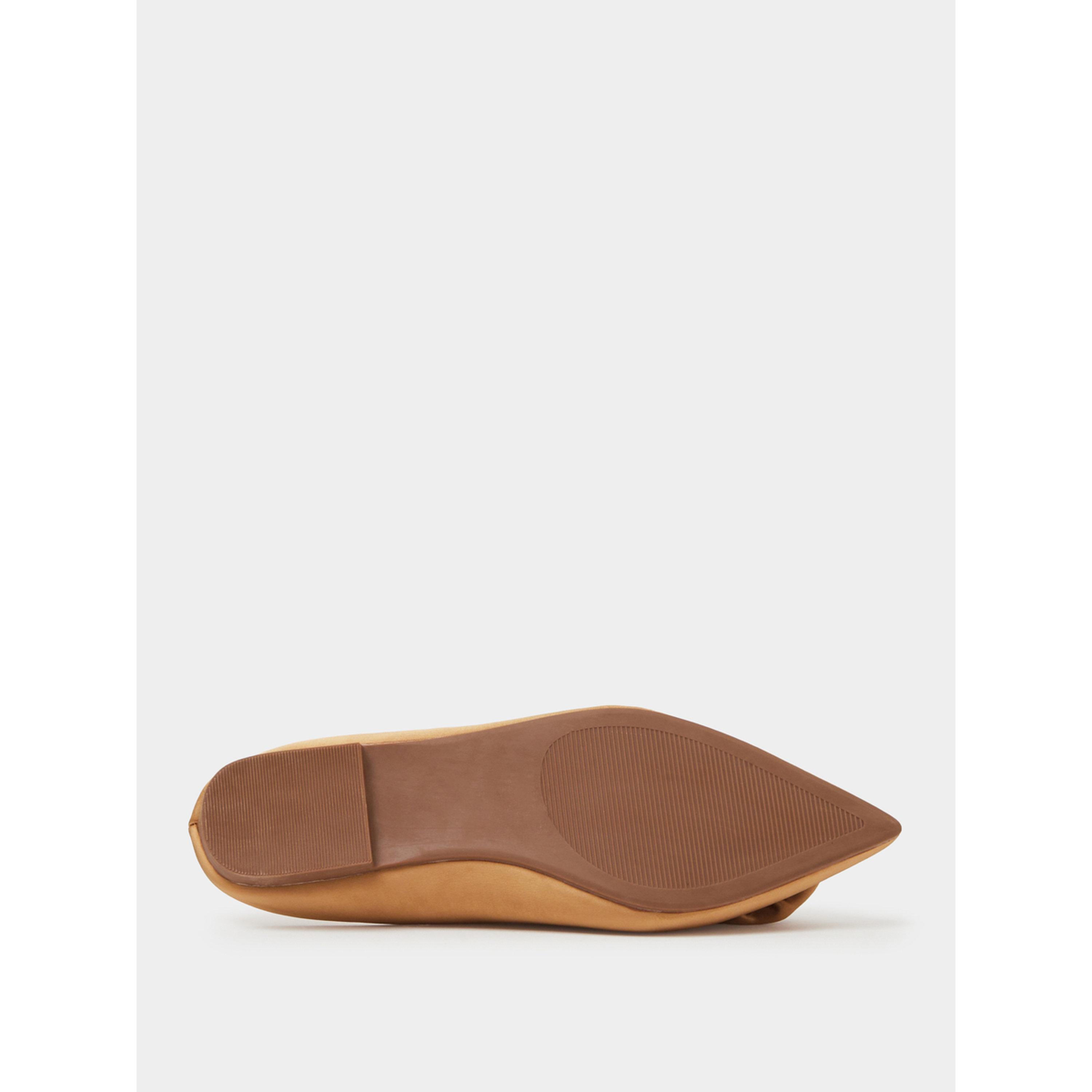 حذاء فلات بمقدمة مدببة وتفاصيل أزهار لون تان-women-shoes-flats-mules-image-6