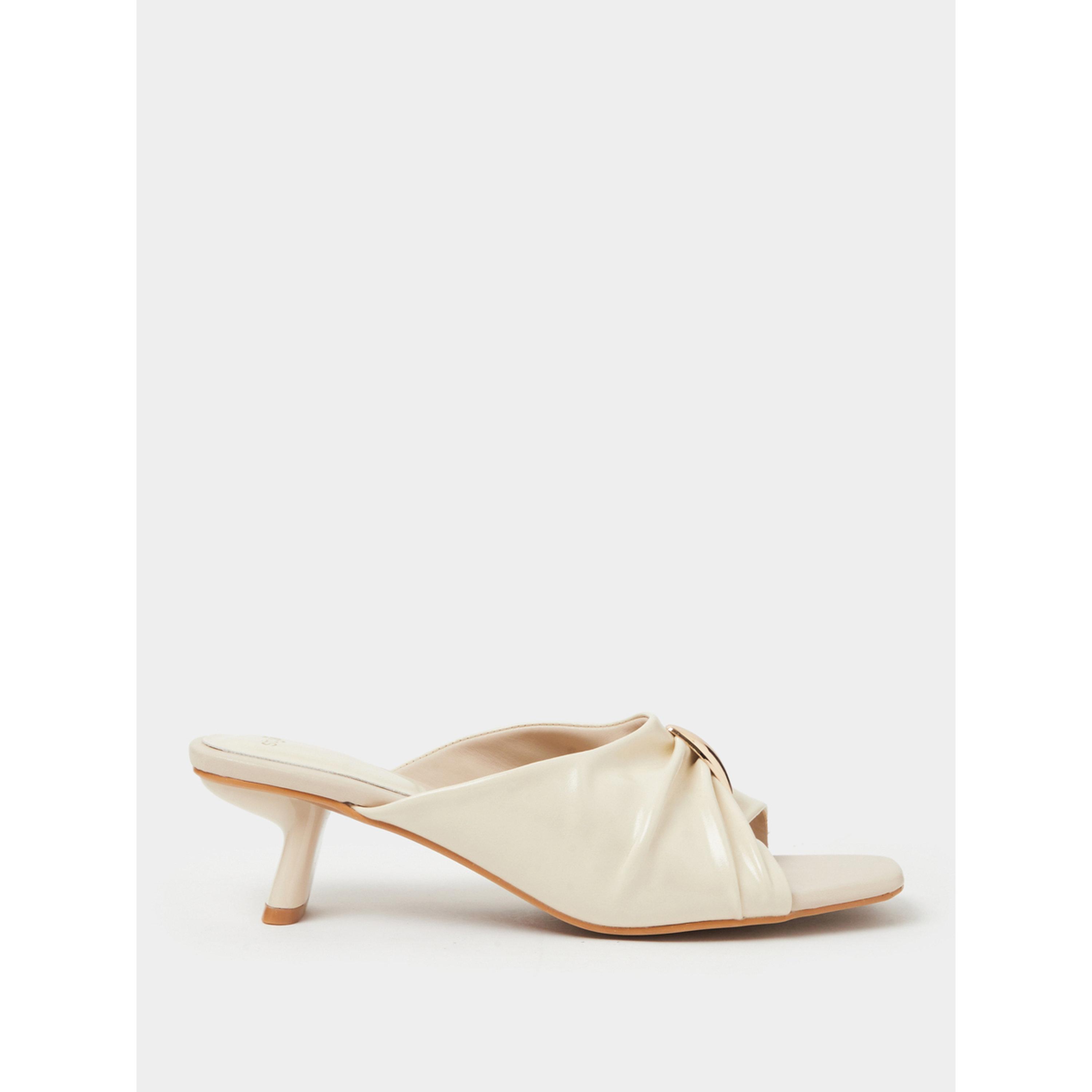 حذاء ميولز بكعب متوسط بكسرات وتفاصيل ذهبية باللون البيج-women-shoes-sandals-heeled-image-3