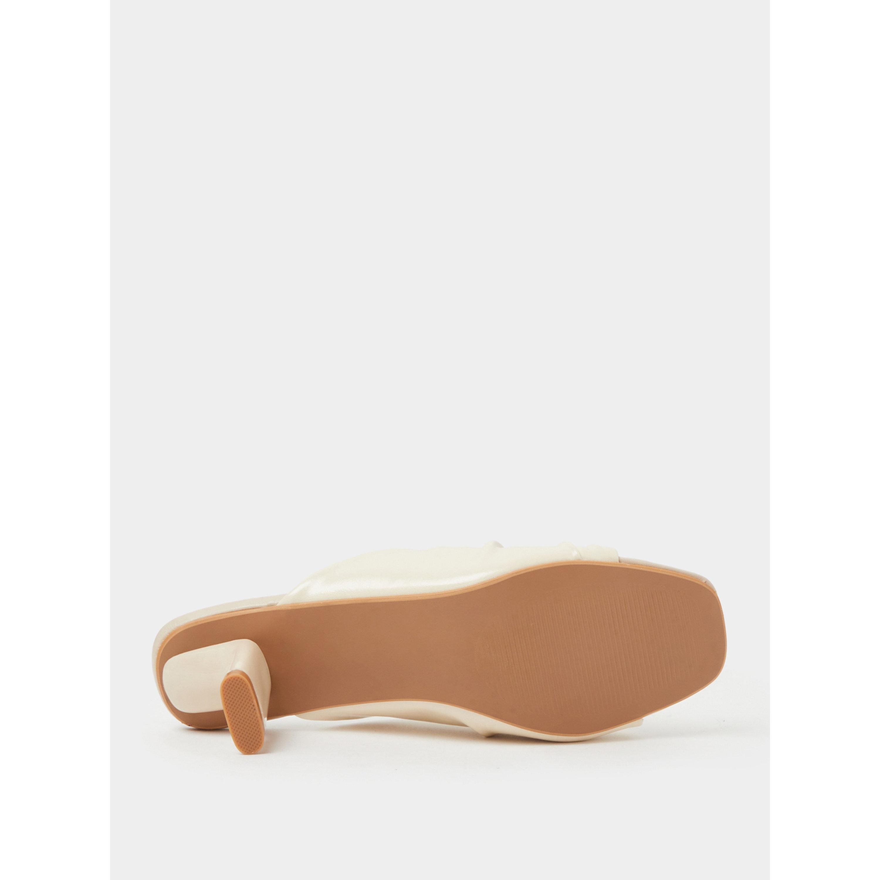 حذاء ميولز بكعب متوسط بكسرات وتفاصيل ذهبية باللون البيج-women-shoes-sandals-heeled-image-7