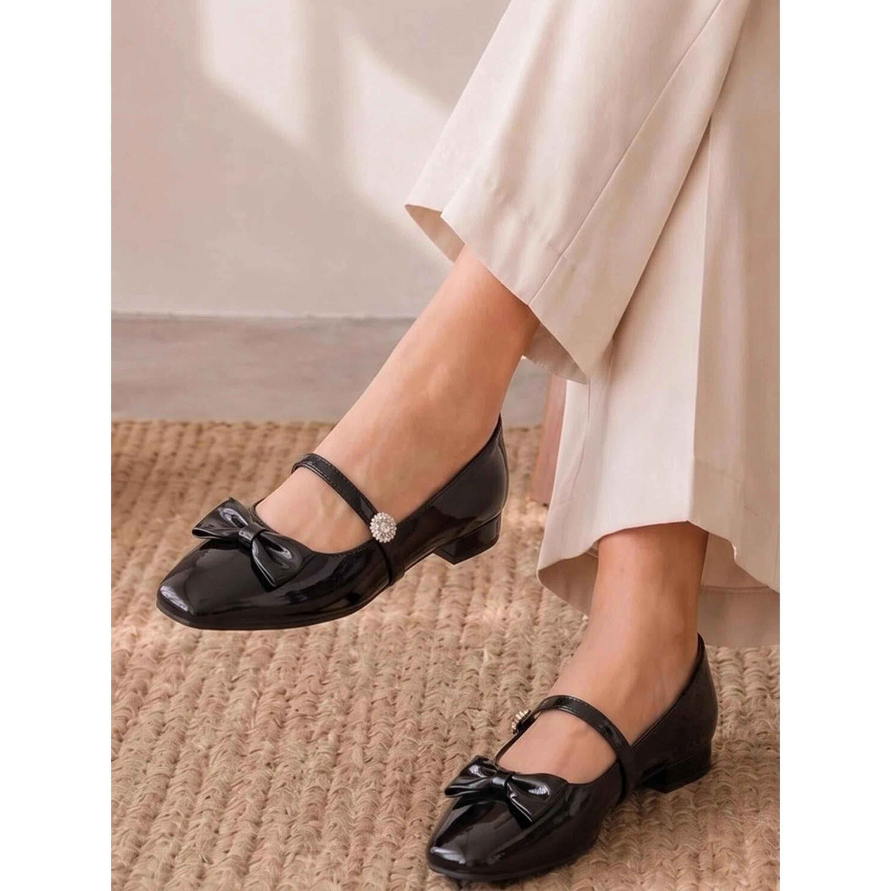 حذاء باليرينا من الجلد اللامع بتفاصيل فيونكة وحزام بحجر الراين باللون الأسود-women-shoes-ballerinas-image-2