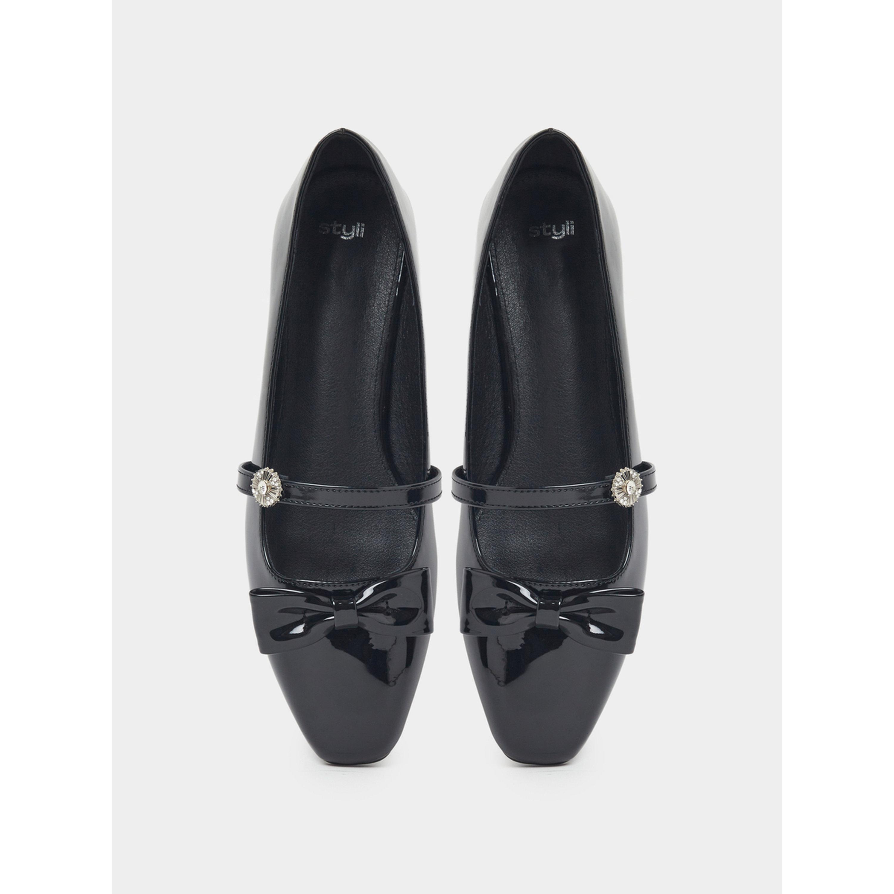 حذاء باليرينا من الجلد اللامع بتفاصيل فيونكة وحزام بحجر الراين باللون الأسود-women-shoes-ballerinas-image-4