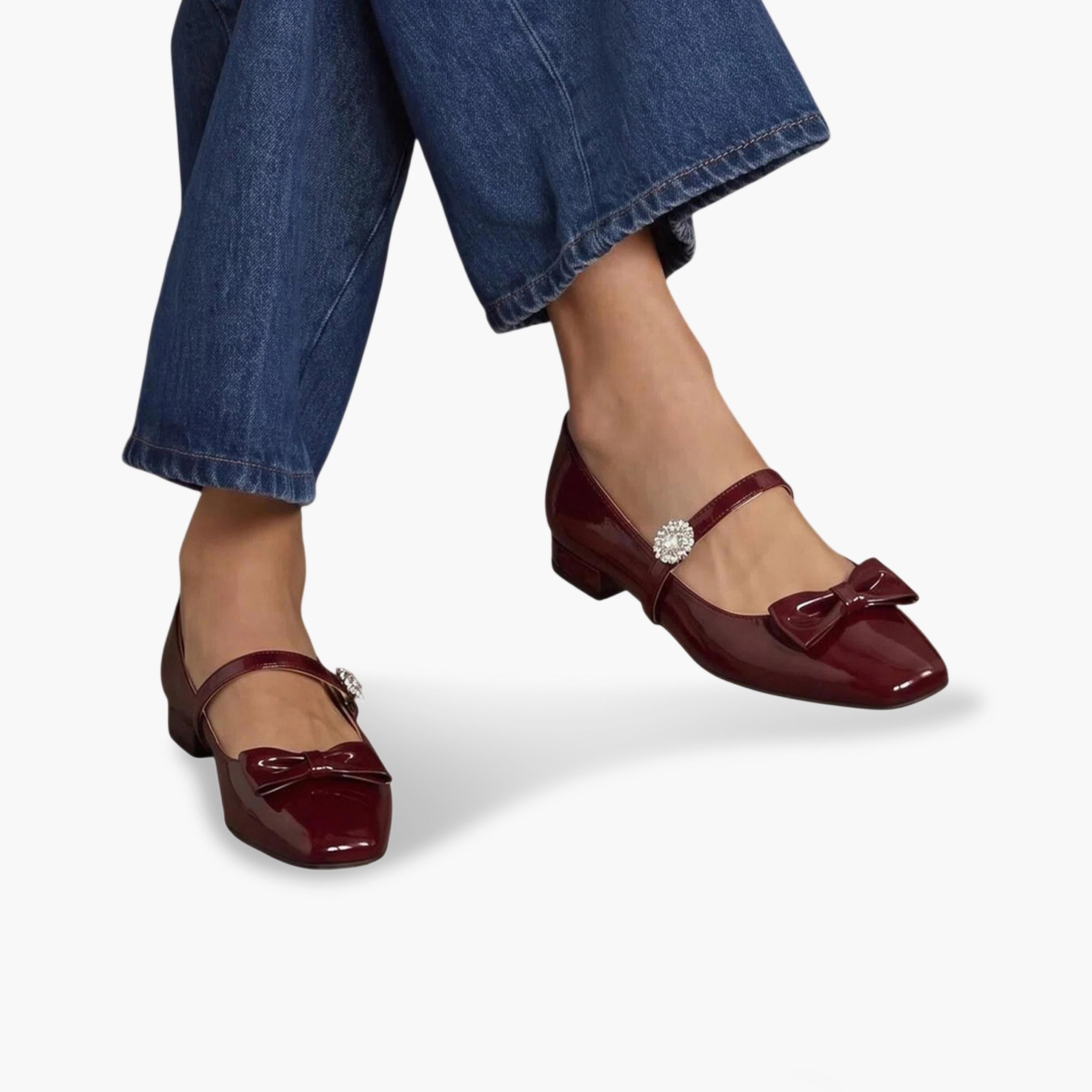 حذاء باليرينا من الجلد اللامع بتفاصيل فيونكة وحزام بحجر الراين باللون البرغندي-women-shoes-ballerinas-image-2