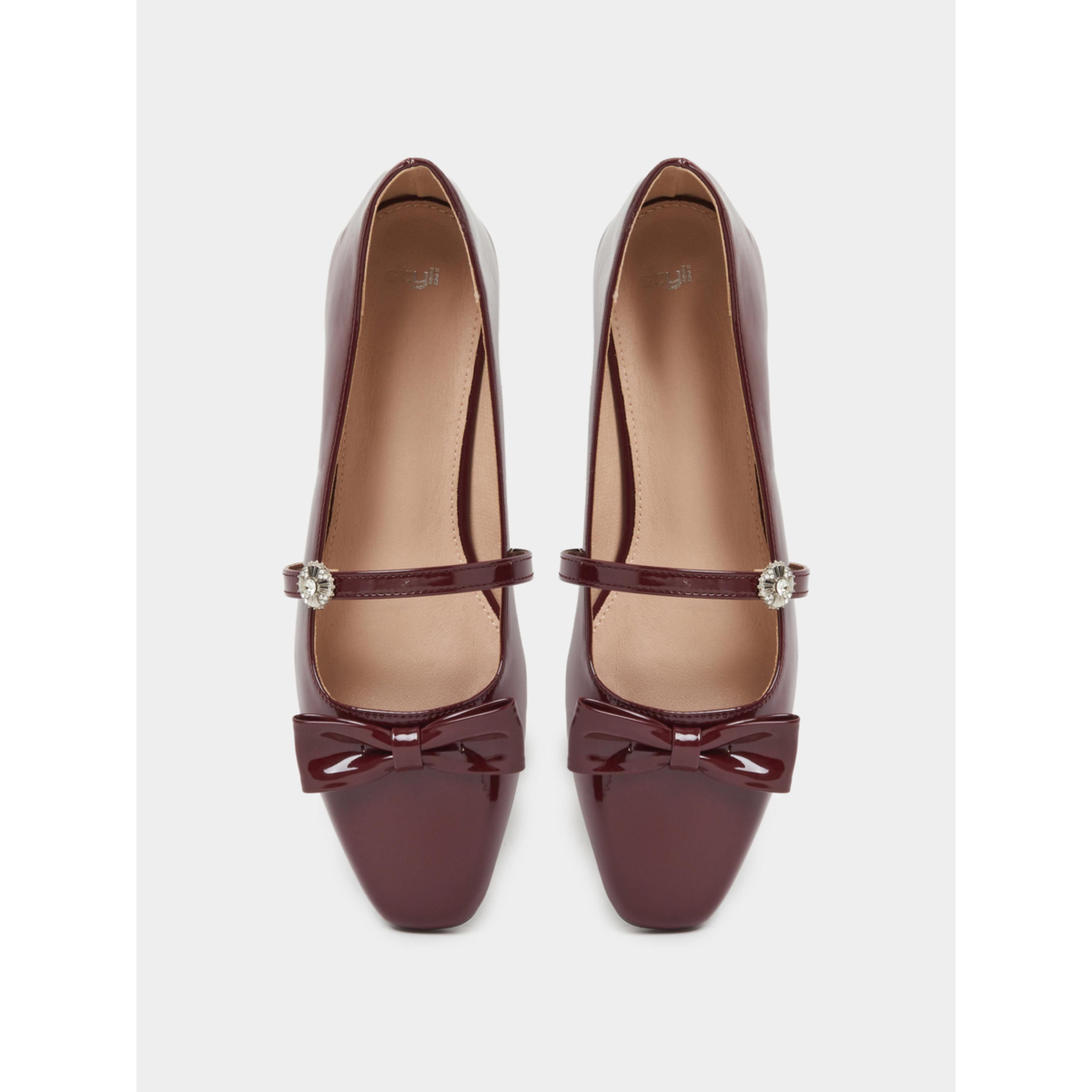 حذاء باليرينا من الجلد اللامع بتفاصيل فيونكة وحزام بحجر الراين باللون البرغندي-women-shoes-ballerinas-image-4