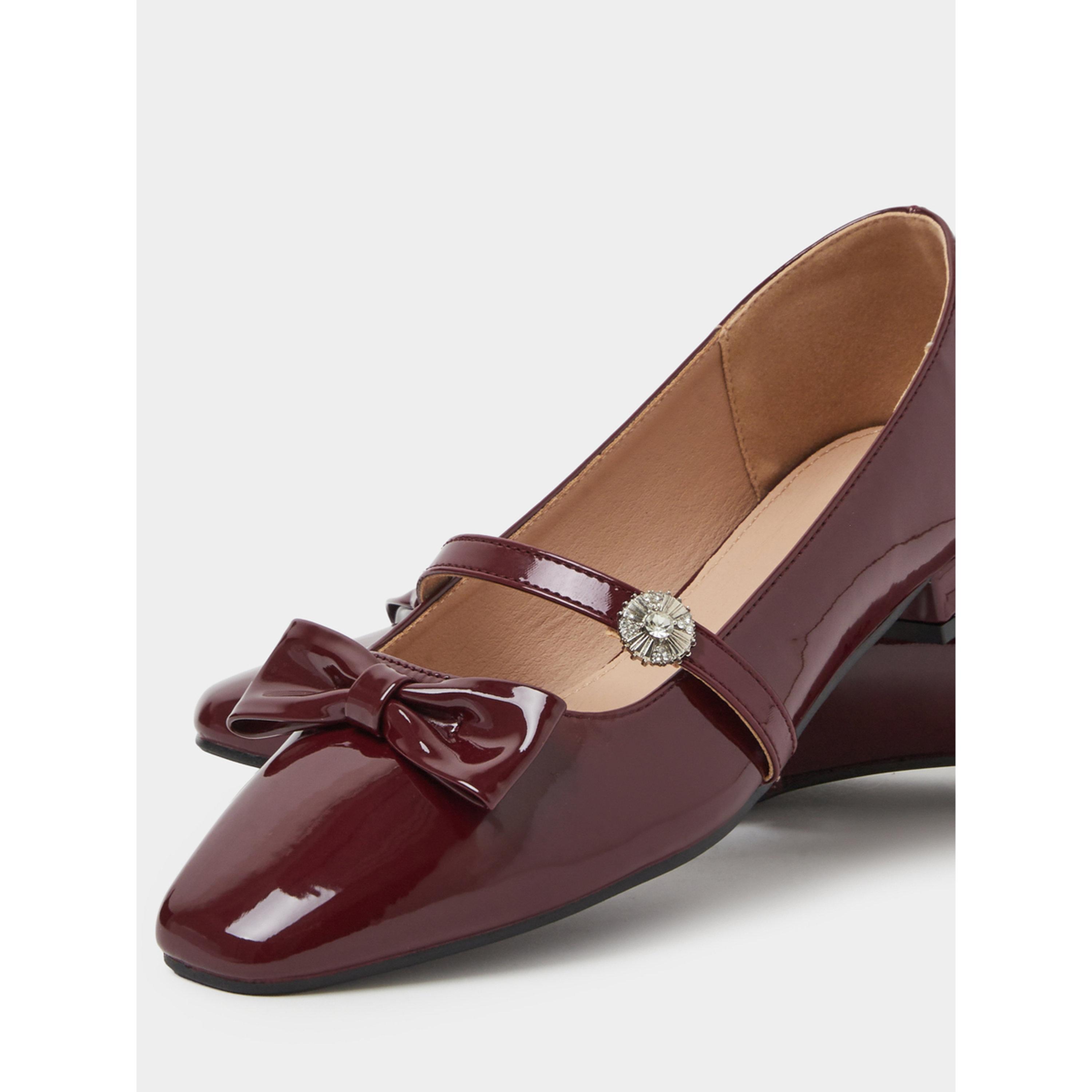 حذاء باليرينا من الجلد اللامع بتفاصيل فيونكة وحزام بحجر الراين باللون البرغندي-women-shoes-ballerinas-image-5