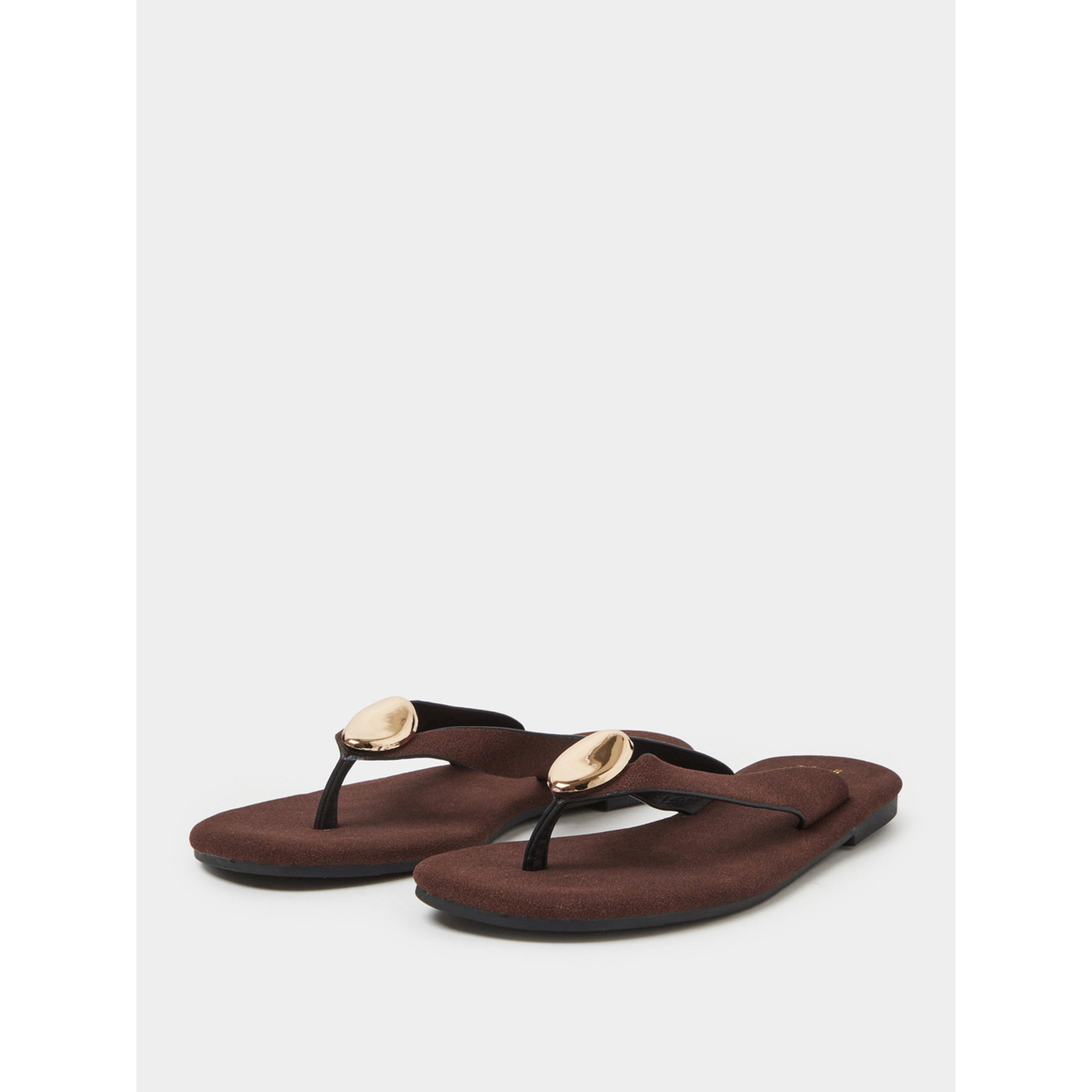حذاء فليب فلوب مسطح بتفاصيل معدنية باللون الذهبي باللون البني-women-shoes-flipflopsandslides-image-1