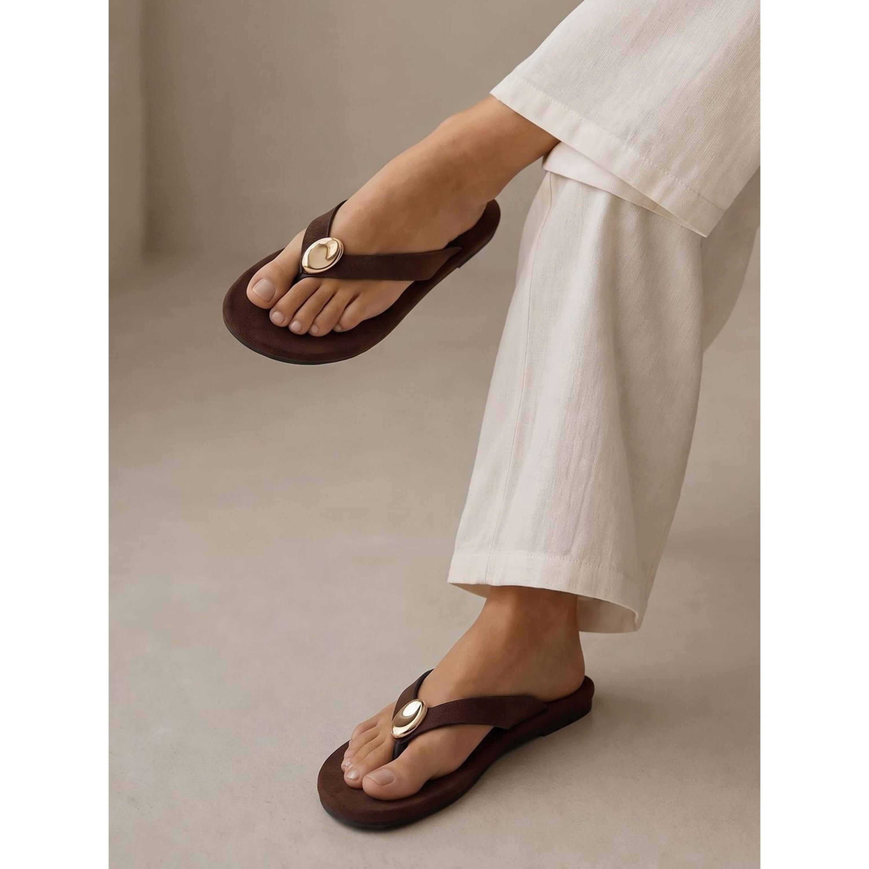 حذاء فليب فلوب مسطح بتفاصيل معدنية باللون الذهبي باللون البني-women-shoes-flipflopsandslides-image-2