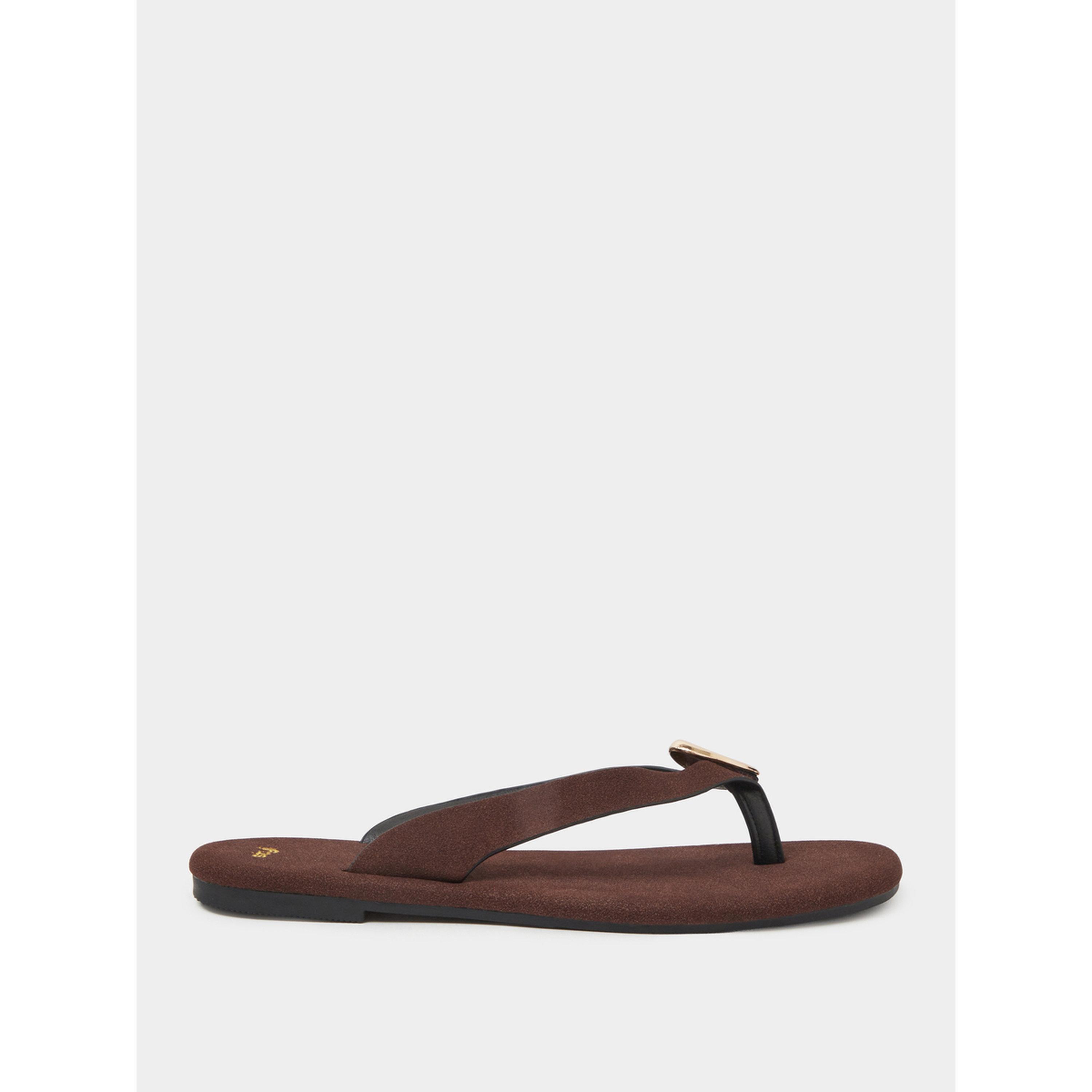 حذاء فليب فلوب مسطح بتفاصيل معدنية باللون الذهبي باللون البني-women-shoes-flipflopsandslides-image-3