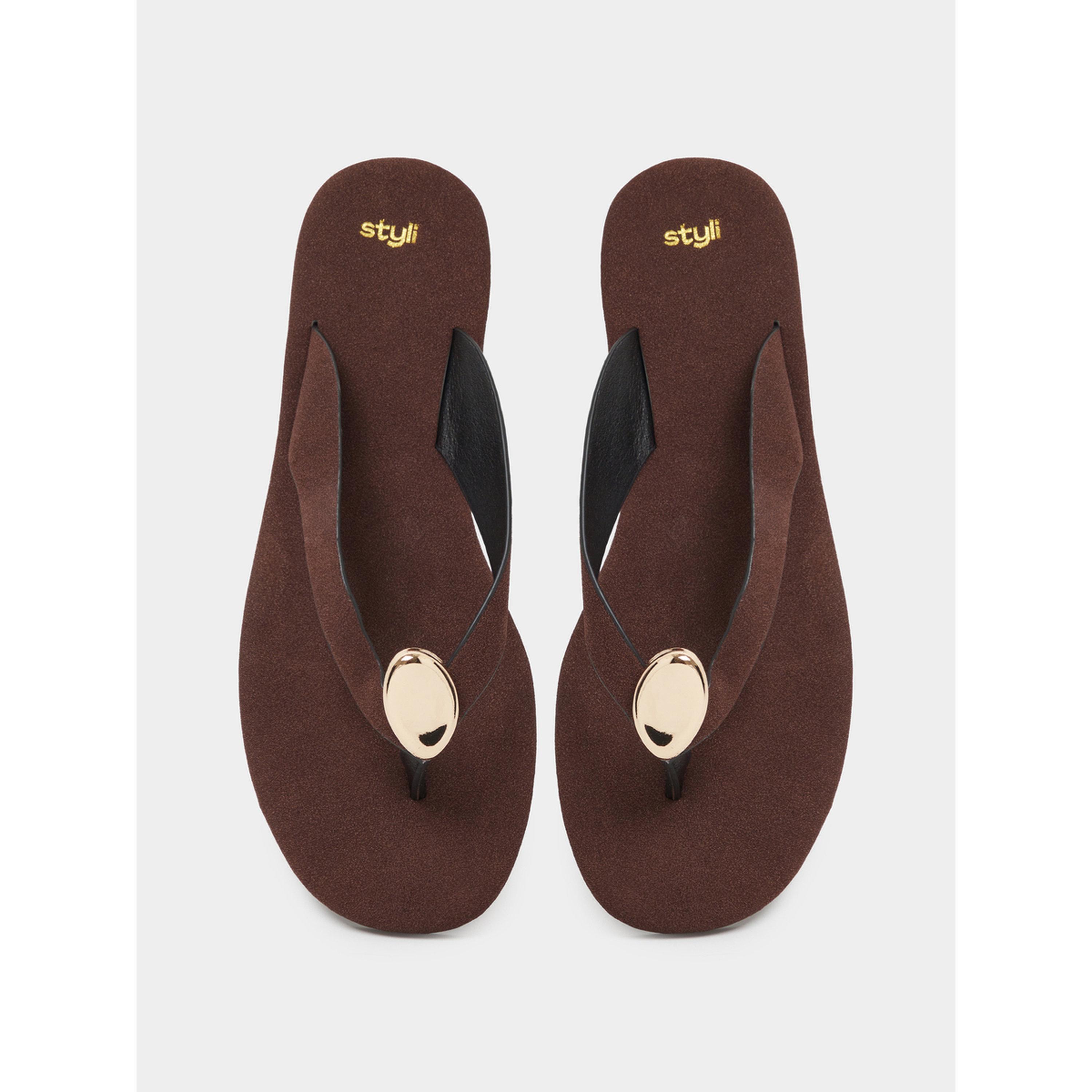حذاء فليب فلوب مسطح بتفاصيل معدنية باللون الذهبي باللون البني-women-shoes-flipflopsandslides-image-4