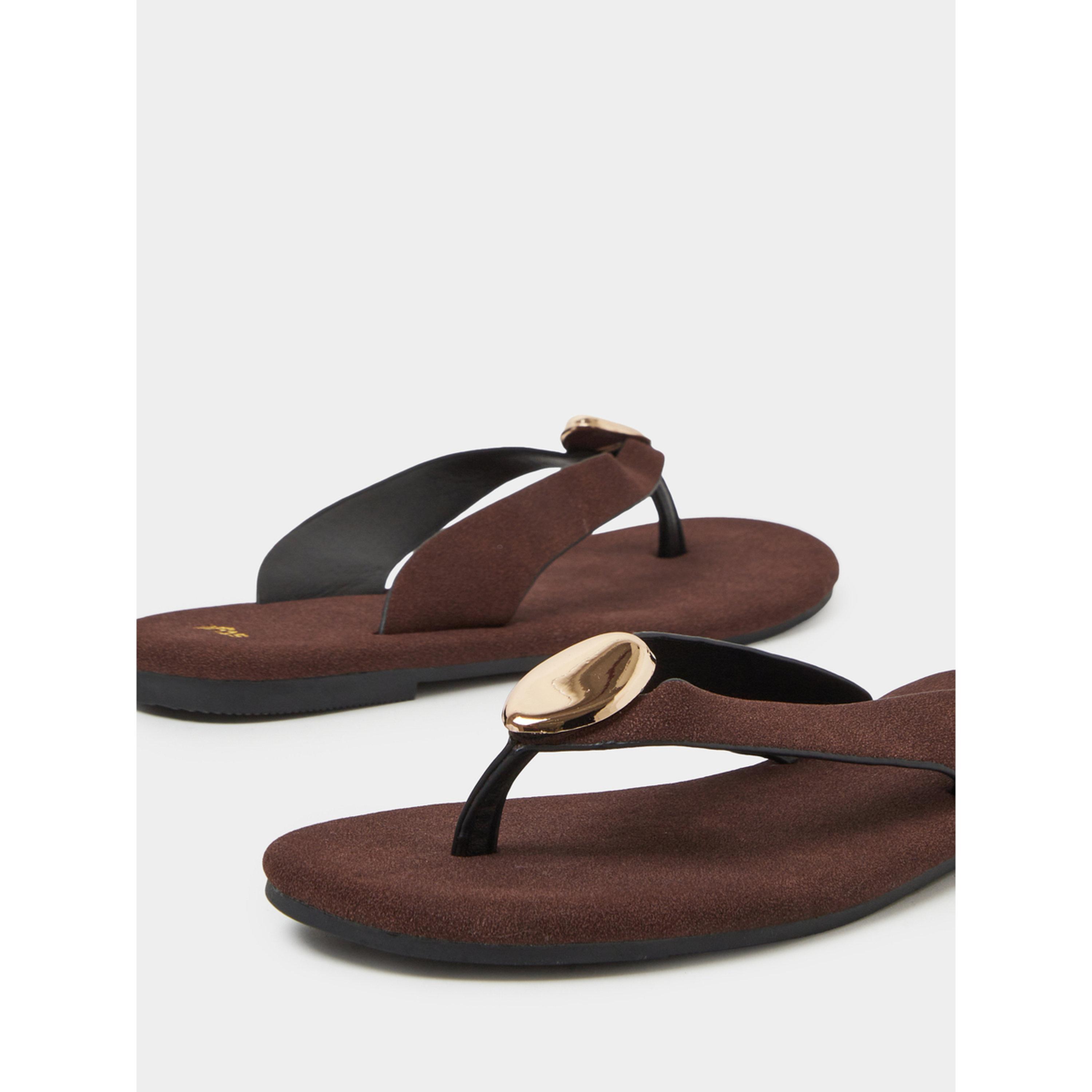 حذاء فليب فلوب مسطح بتفاصيل معدنية باللون الذهبي باللون البني-women-shoes-flipflopsandslides-image-5