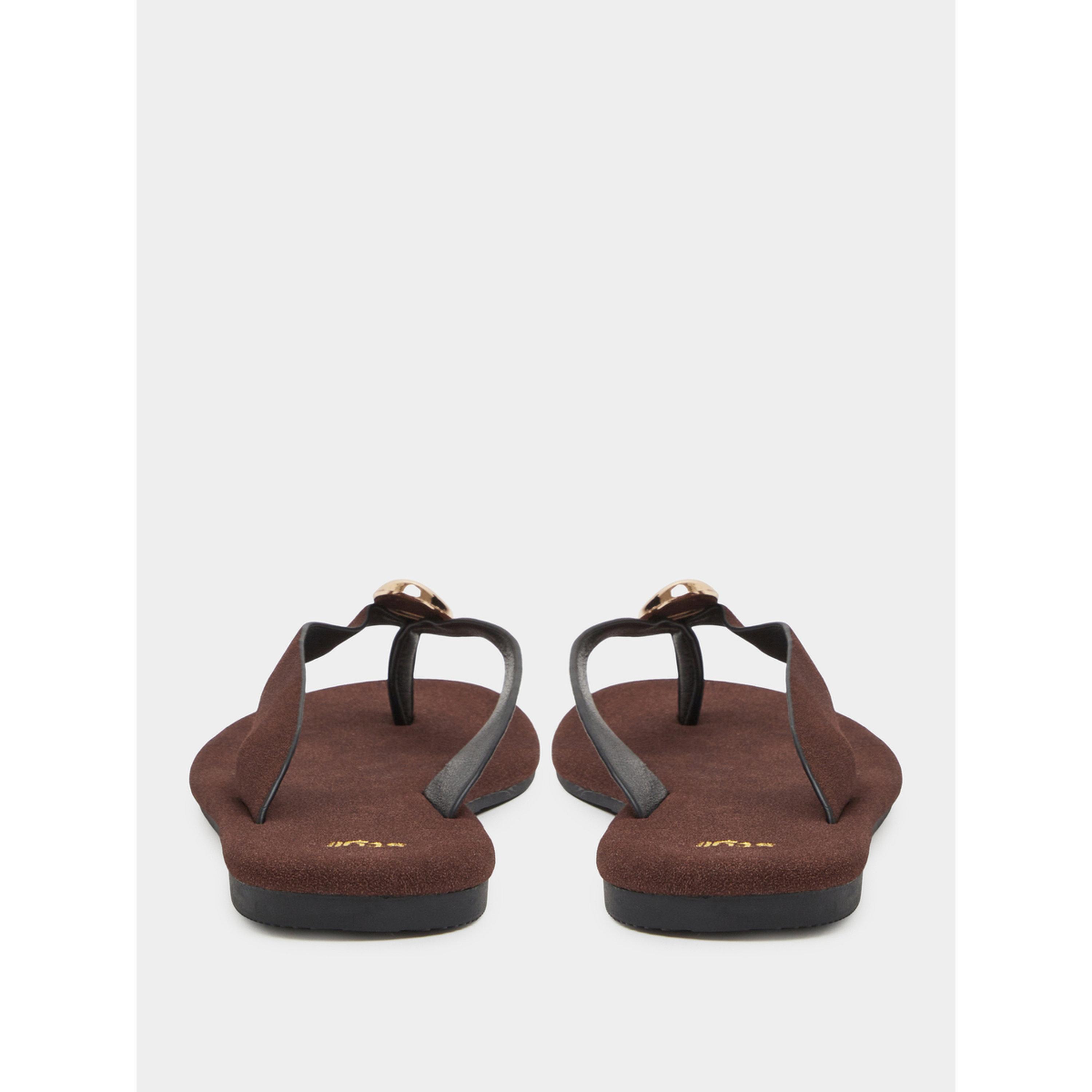 حذاء فليب فلوب مسطح بتفاصيل معدنية باللون الذهبي باللون البني-women-shoes-flipflopsandslides-image-6