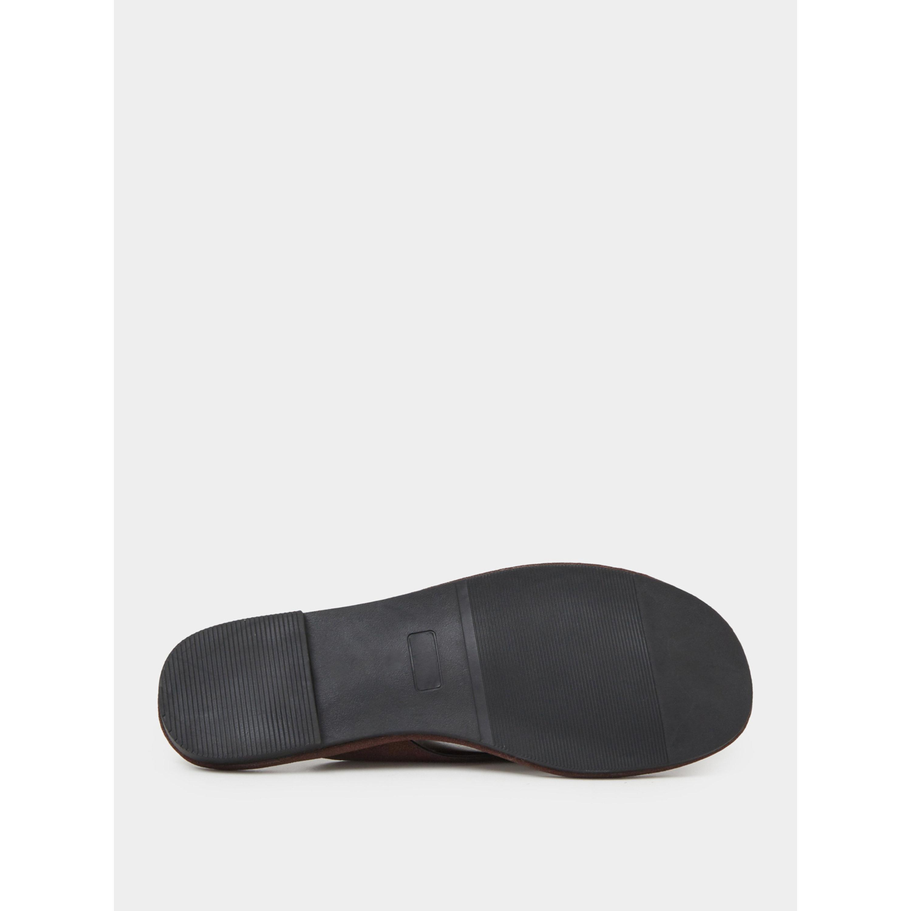 حذاء فليب فلوب مسطح بتفاصيل معدنية باللون الذهبي باللون البني-women-shoes-flipflopsandslides-image-7
