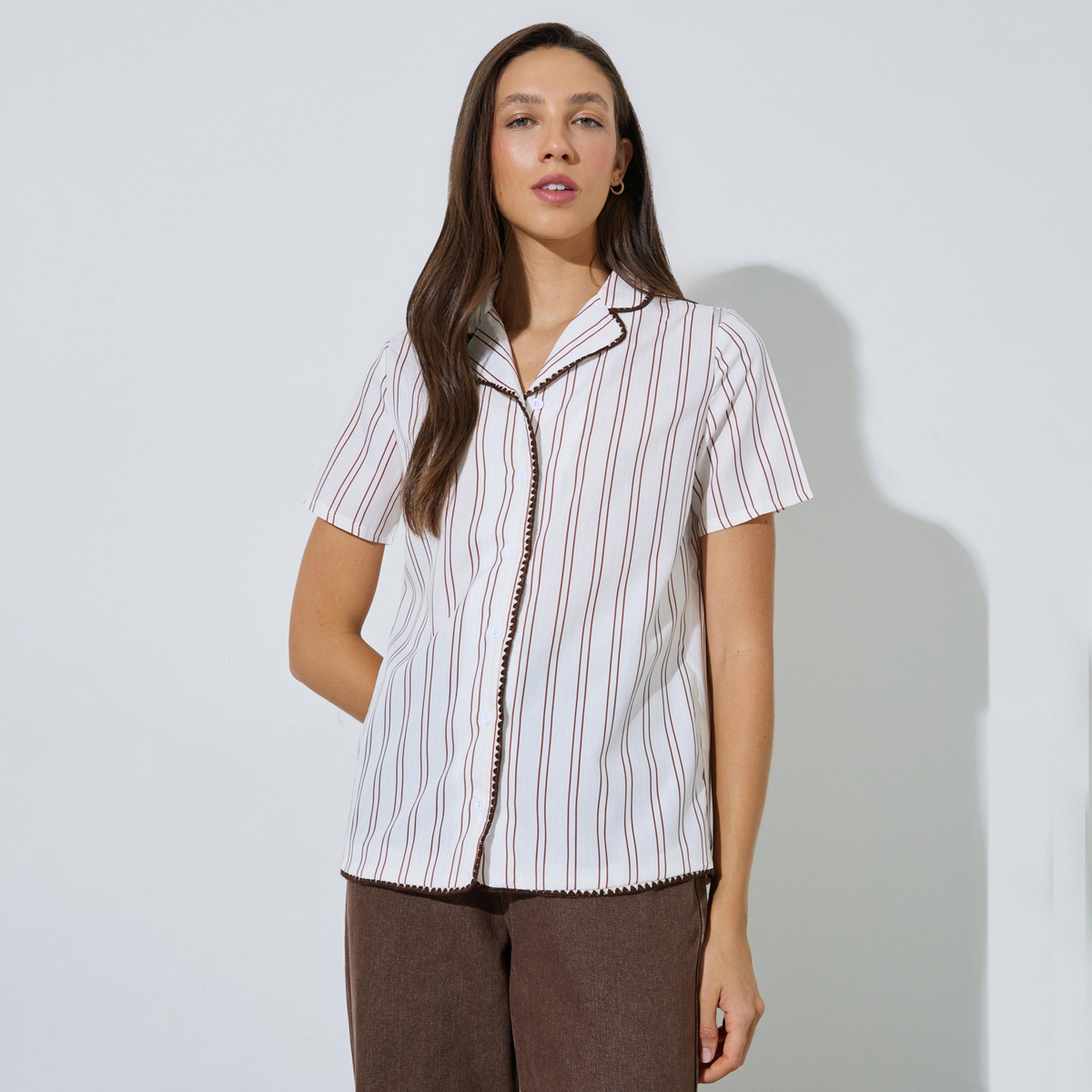 بلوزة مخططة بأكمام قصيرة وتفاصيل مُتباينة-women-clothing-shirtsandblouses-shirts-image-1