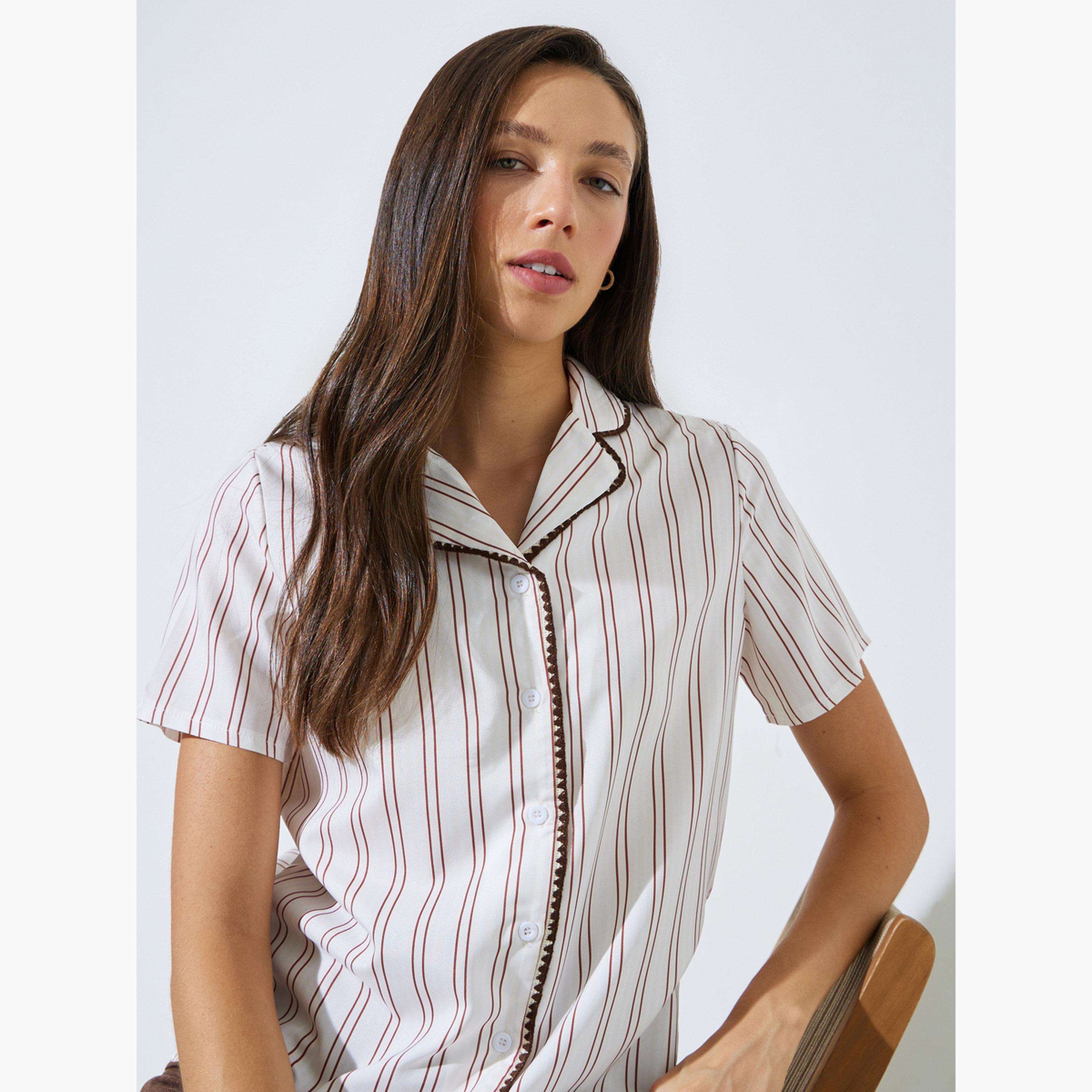 بلوزة مخططة بأكمام قصيرة وتفاصيل مُتباينة-women-clothing-shirtsandblouses-shirts-image-3