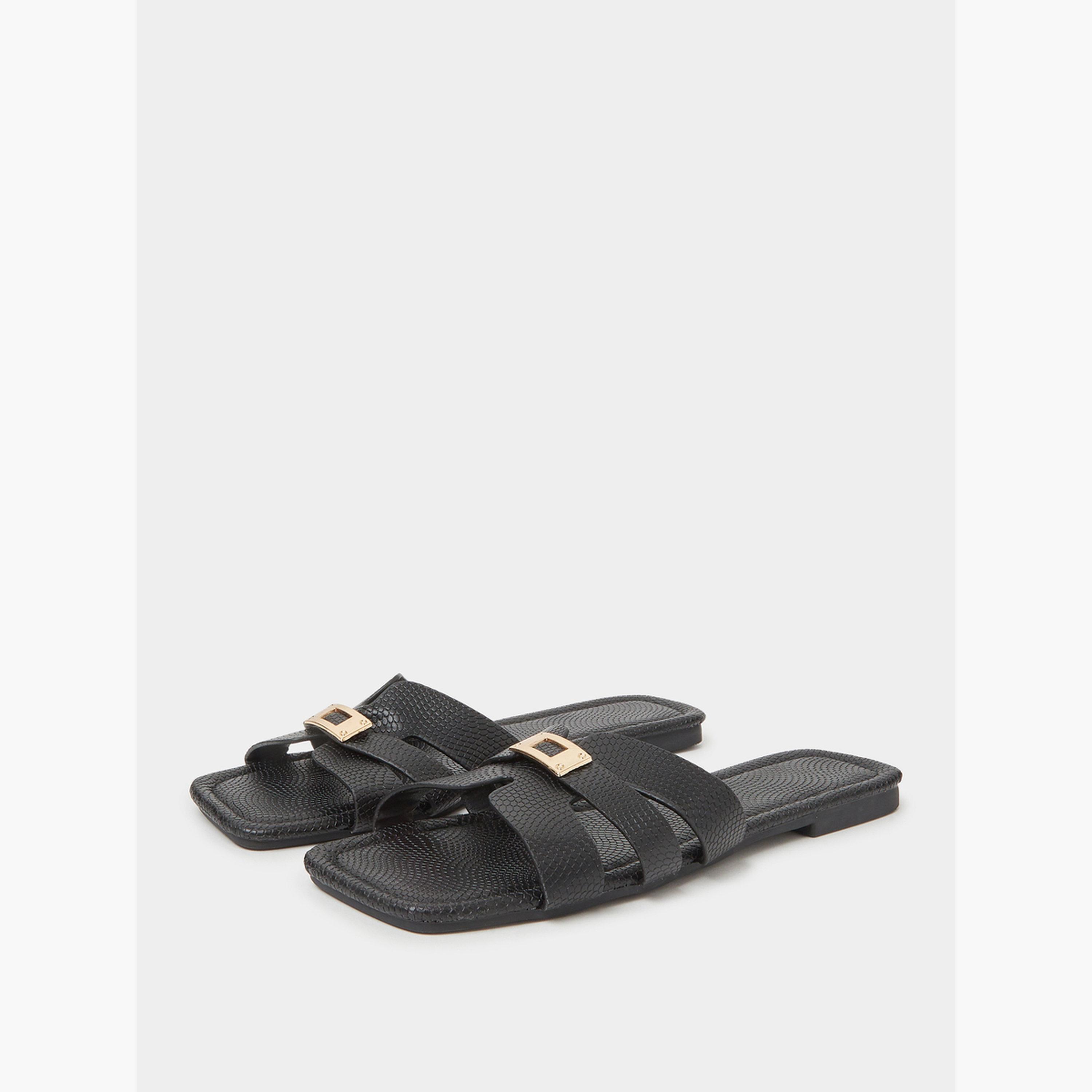 صندل أسود فلات بتفاصيل إبزيم-women-shoes-sandals-flats-image-1