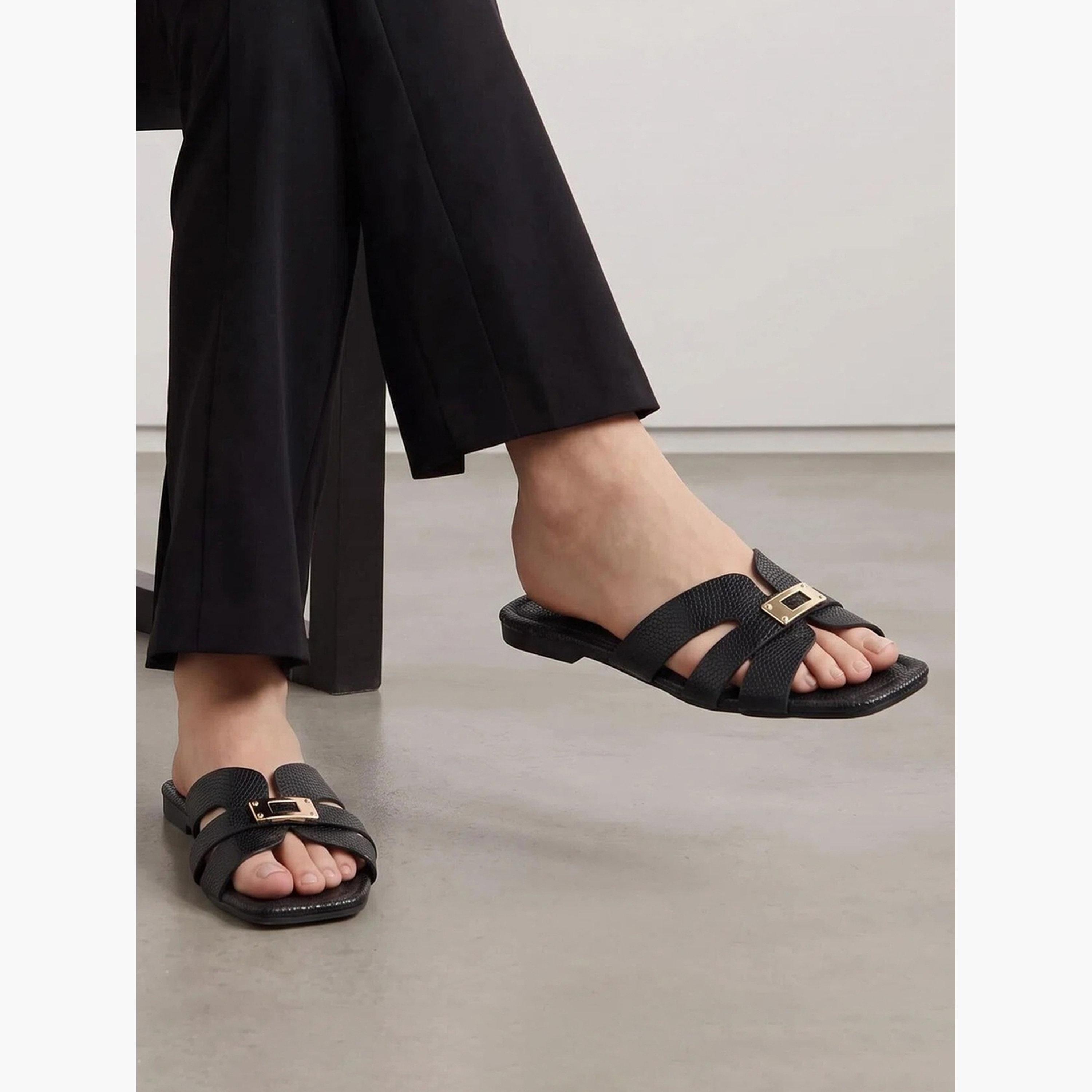 صندل أسود فلات بتفاصيل إبزيم-women-shoes-sandals-flats-image-2