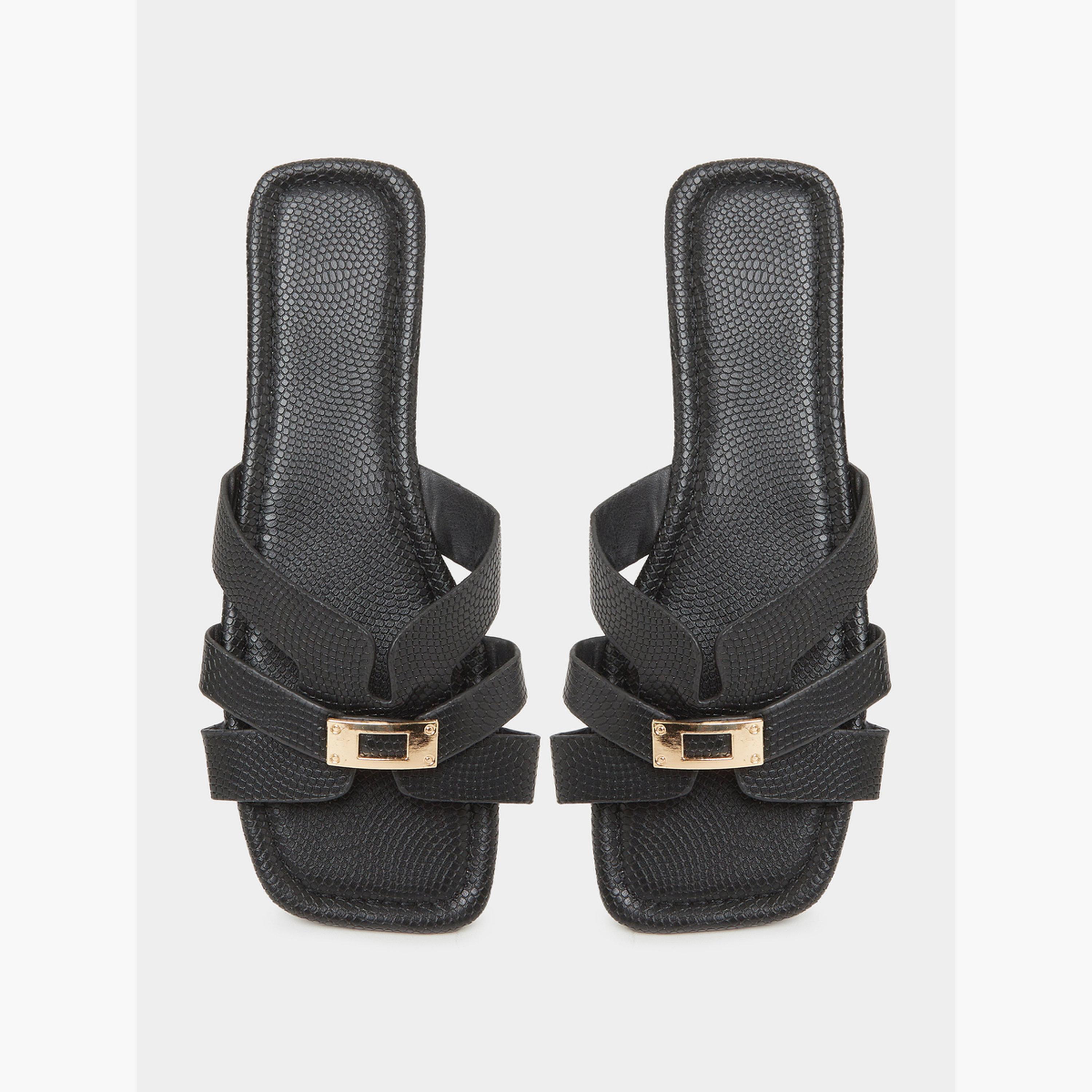 صندل أسود فلات بتفاصيل إبزيم-women-shoes-sandals-flats-image-4
