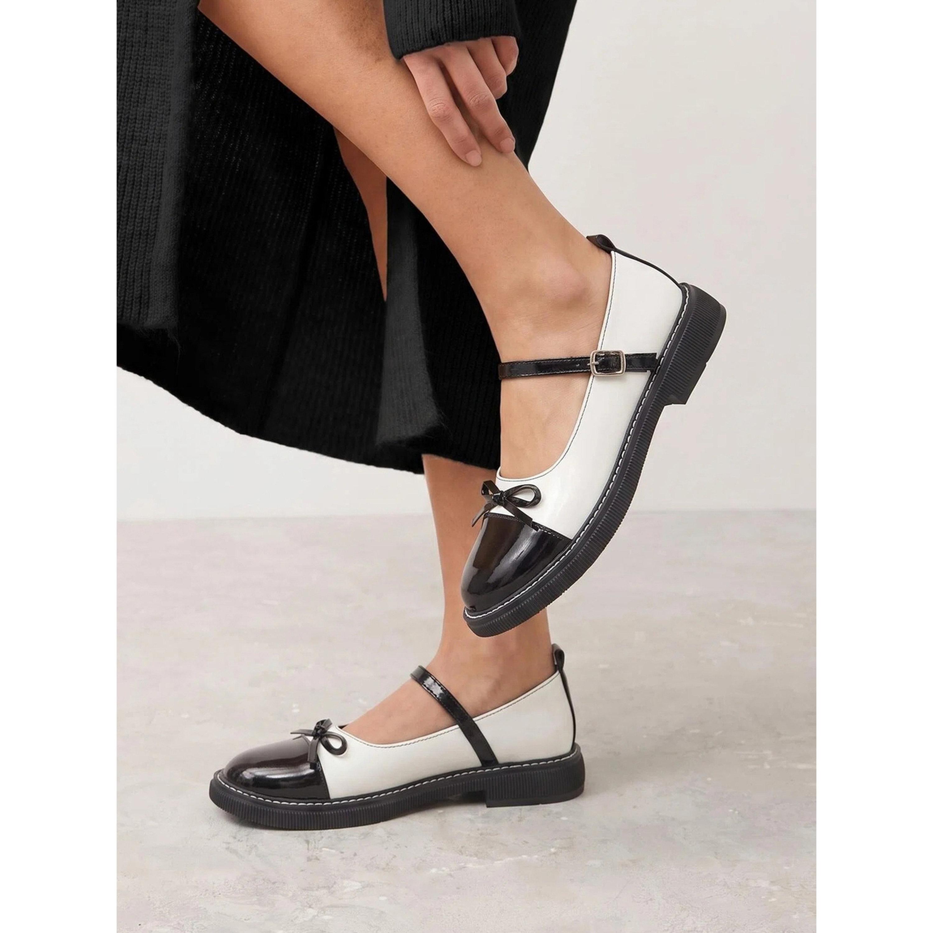 حذاء أبيض ماري جين بلونين وتفاصيل فيونكة-women-shoes-ballerinas-image-2