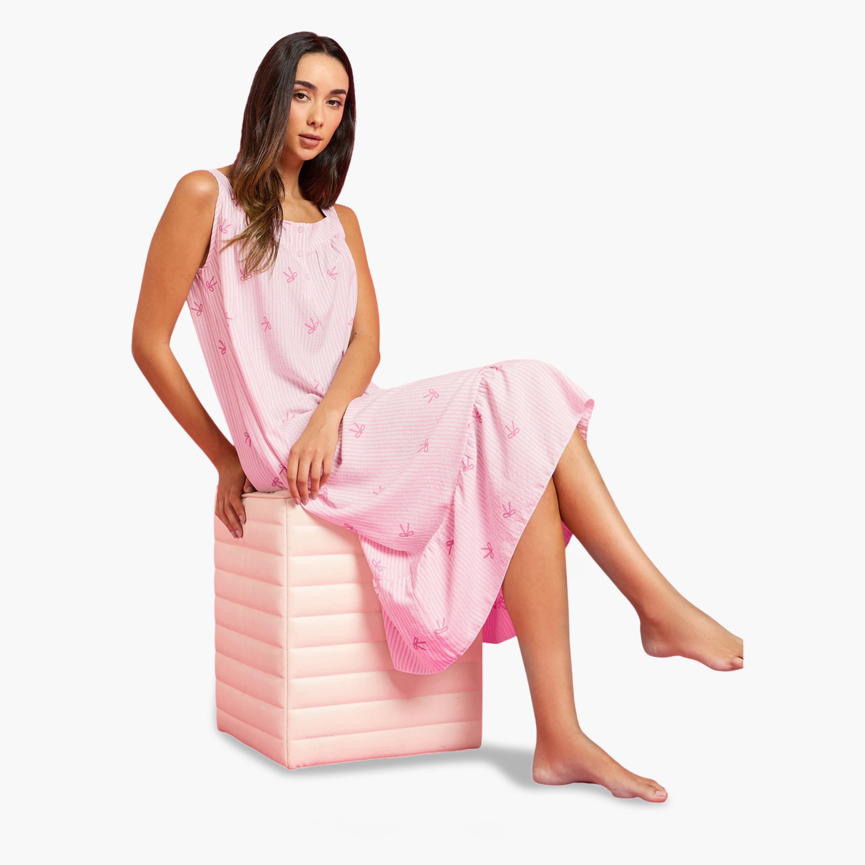 قميص نوم بجيب ومزين بكسرات مع طبعة فيونكة-women-clothing-nightwear-nighties-image-3