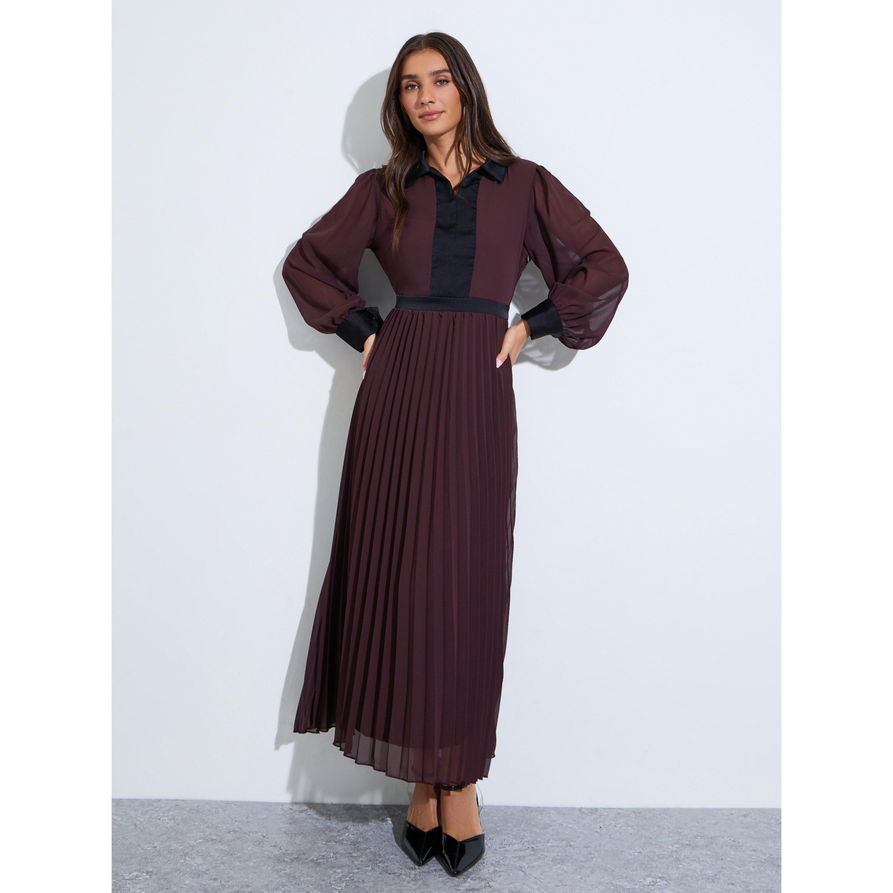 فستان طويل بحافة واسعة بتفاصيل طيات وحواف متباينة بلون بني-women-clothing-dresses-image-1