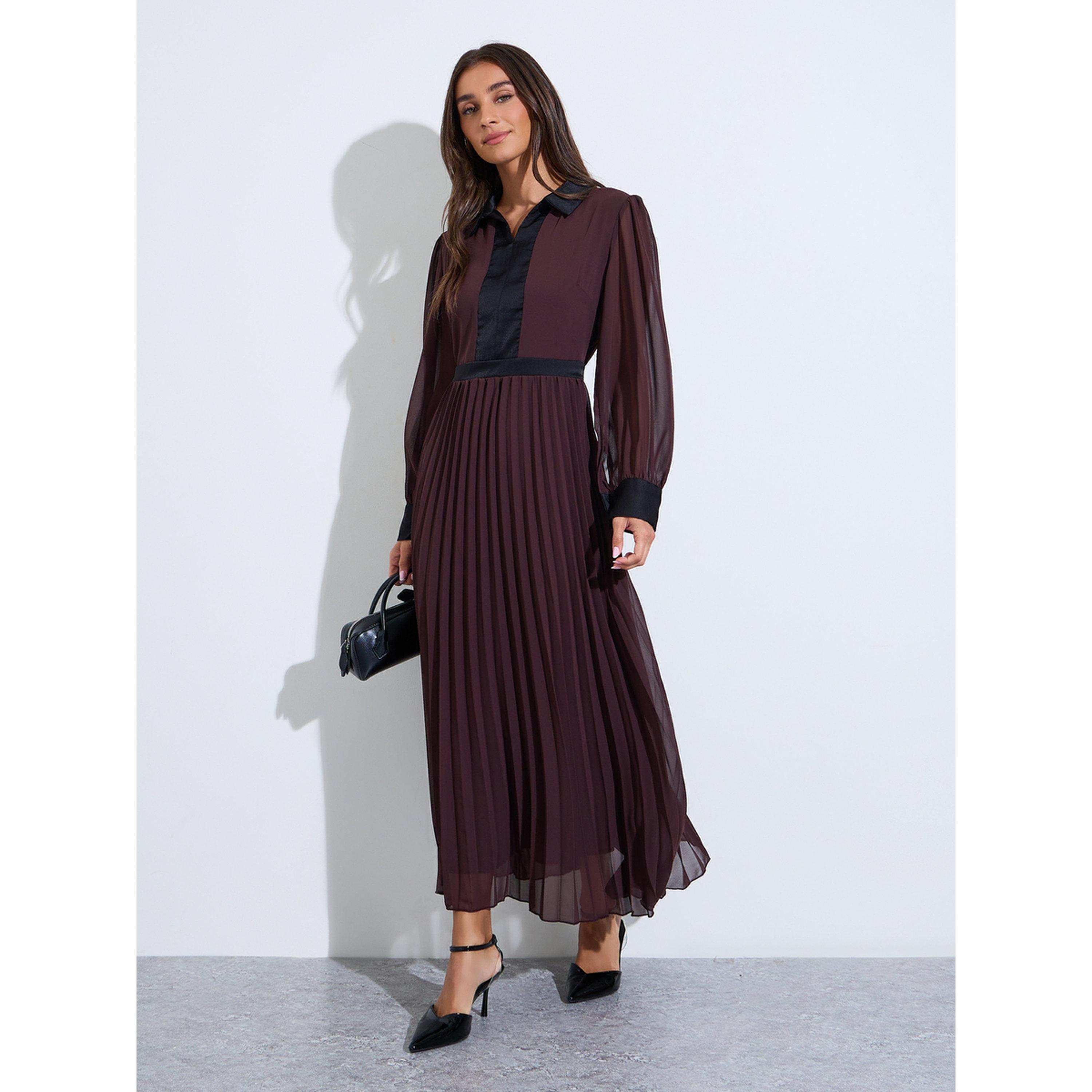 فستان طويل بحافة واسعة بتفاصيل طيات وحواف متباينة بلون بني-women-clothing-dresses-image-4