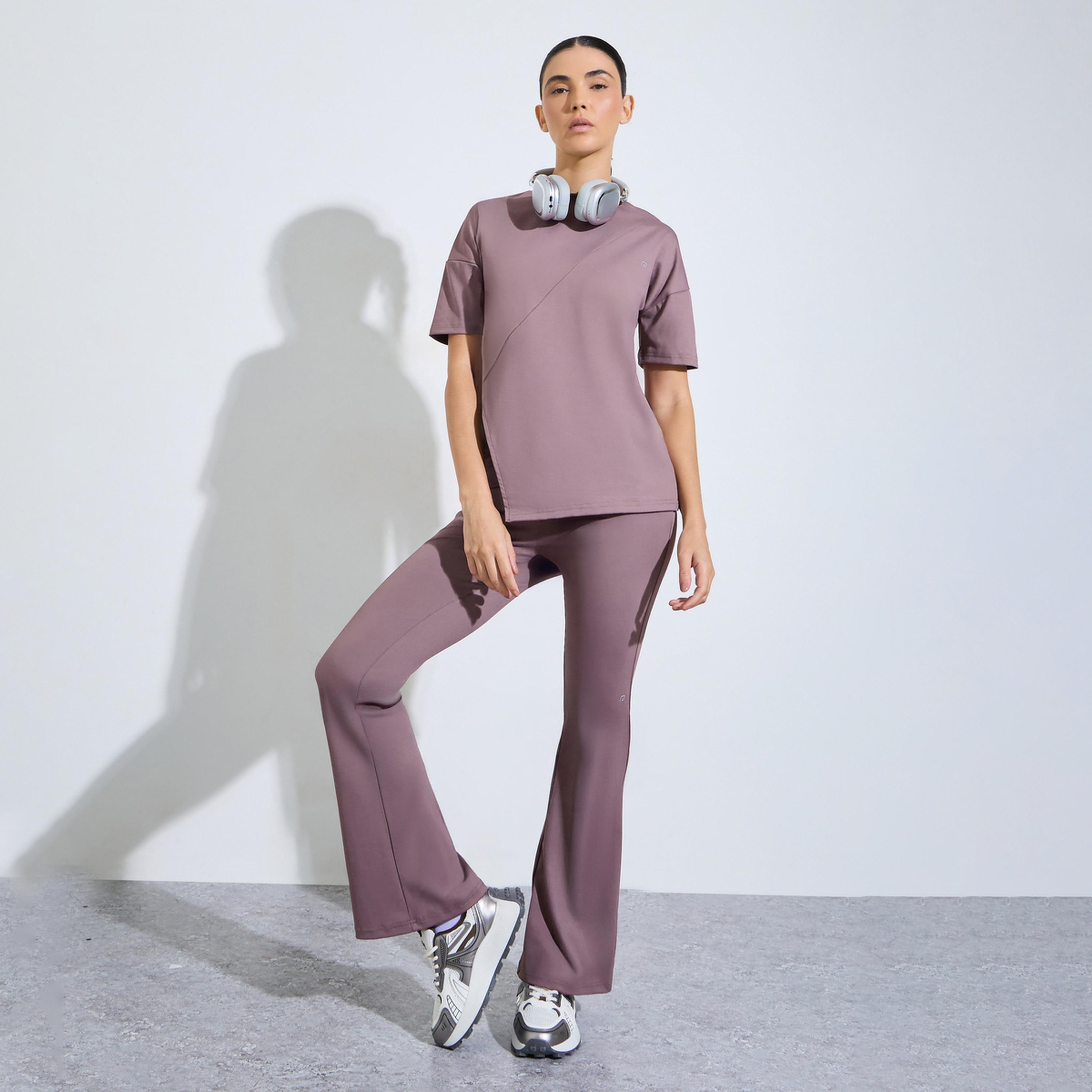 طقم من بنطال واسع مزموم على الخصر وبلوزة بفتحة جانبية وشعار-women-clothing-coordsets-image-1