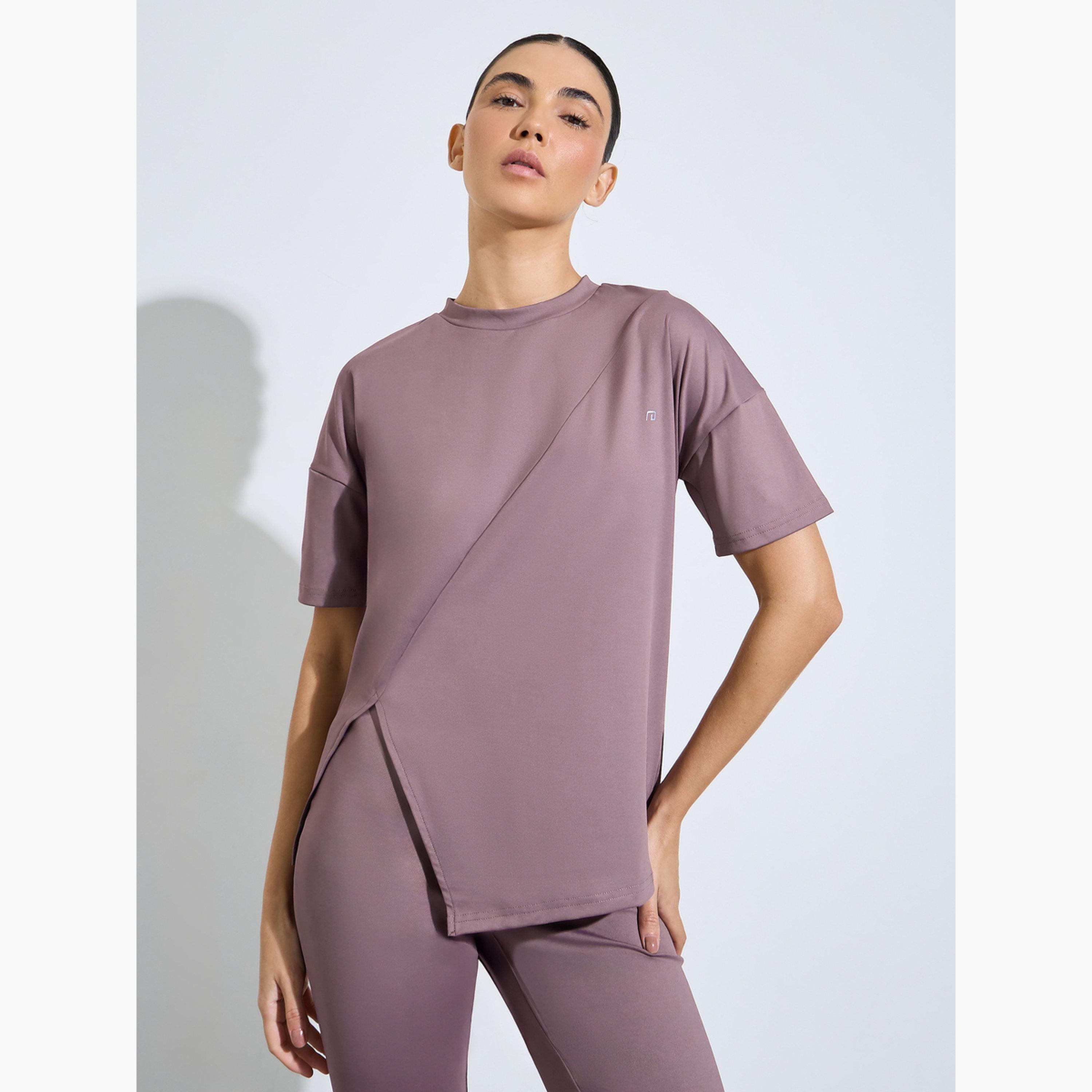 طقم من بنطال واسع مزموم على الخصر وبلوزة بفتحة جانبية وشعار-women-clothing-coordsets-image-2