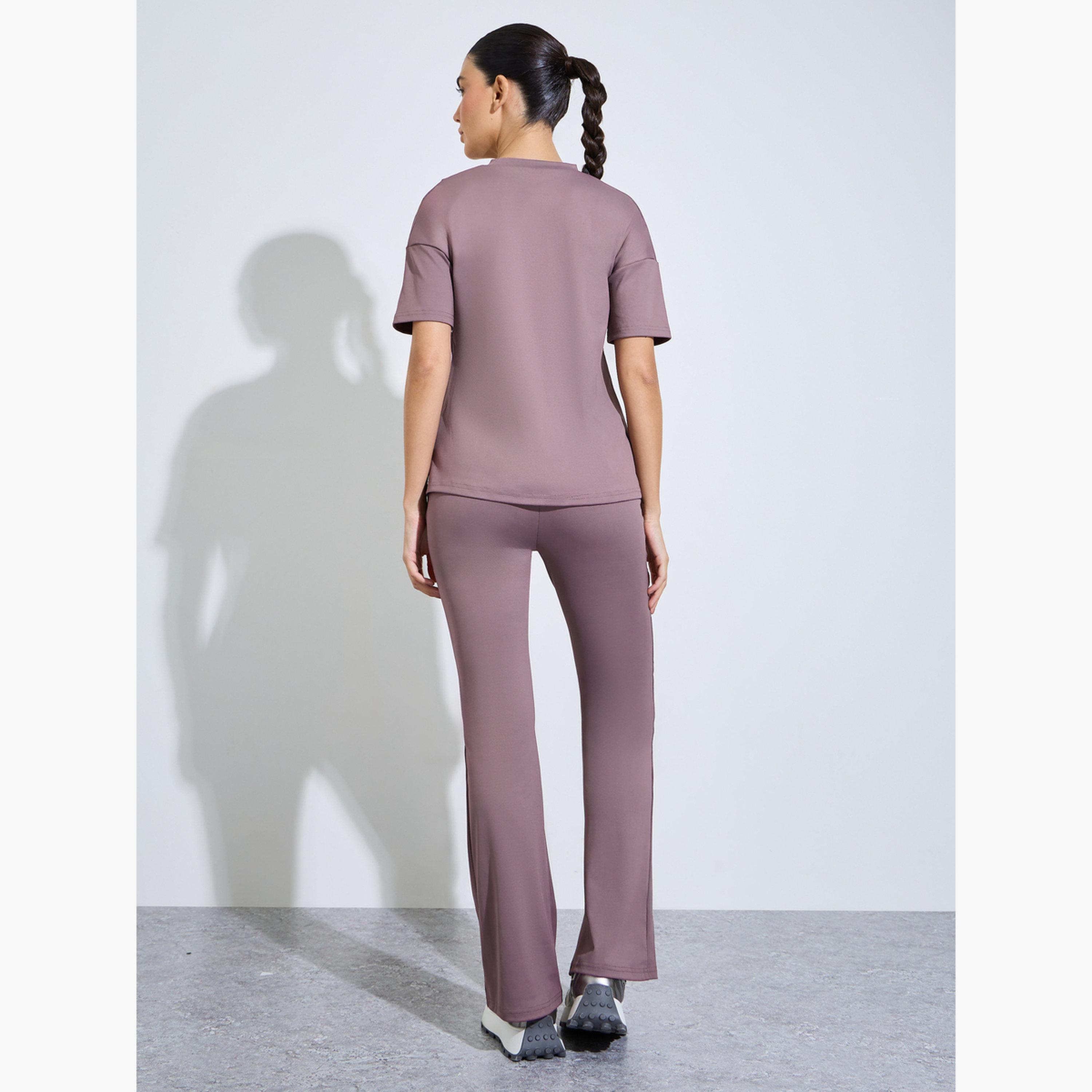 طقم من بنطال واسع مزموم على الخصر وبلوزة بفتحة جانبية وشعار-women-clothing-coordsets-image-3