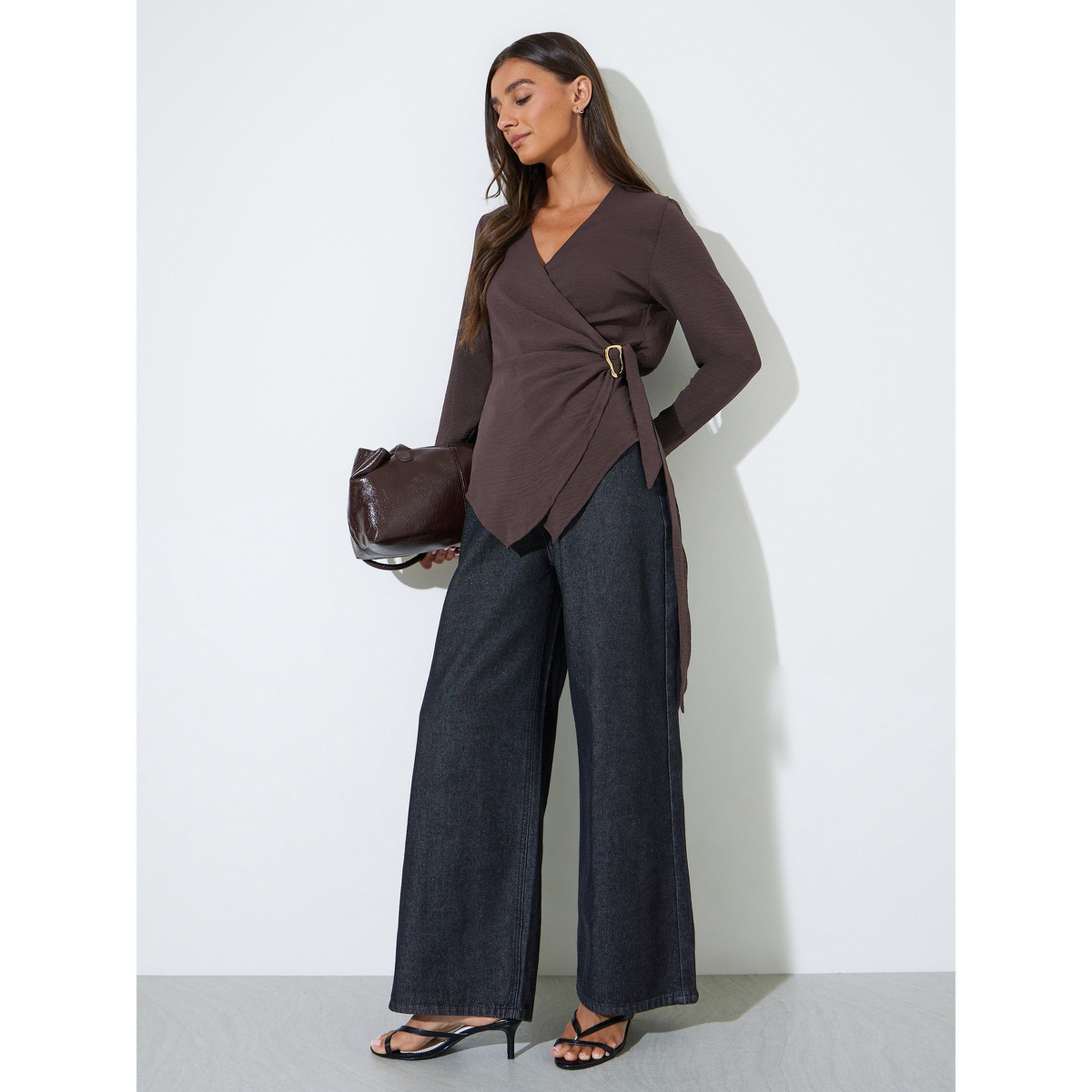 ستايلي - بلوزة أنيقة بنية اللون بأكمام طويلة بتصميم لف وتفاصيل إبزيم-women-clothing-shirtsandblouses-blouses-image-2