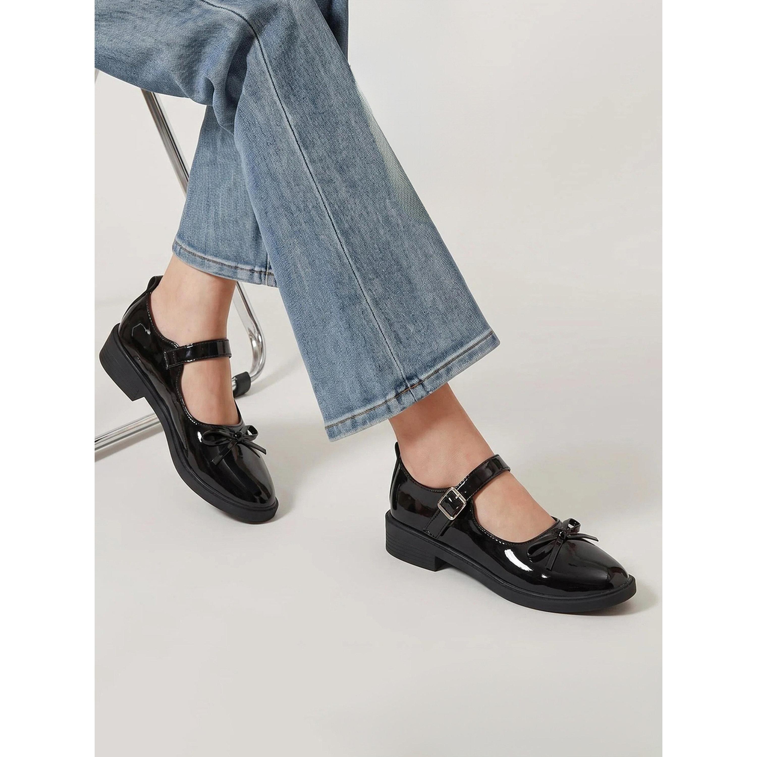 حذاء ماري جين فلات لامع بتفاصيل فيونكة بلون أسود-women-shoes-ballerinas-image-2