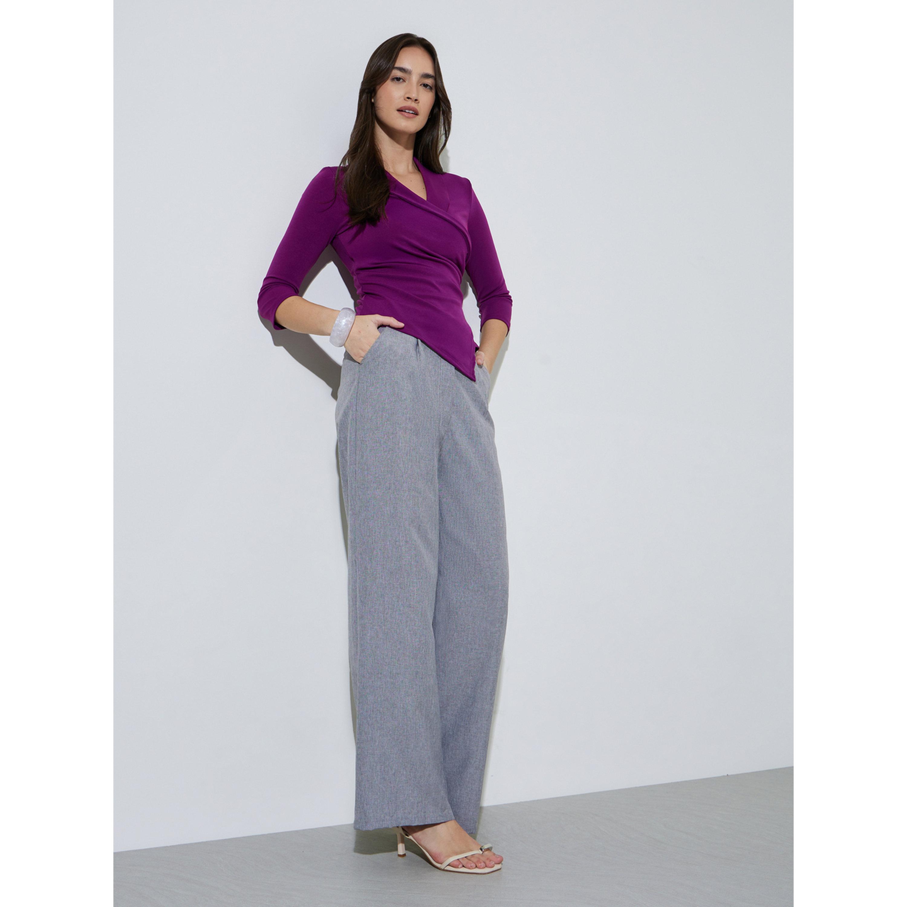 بلوزة بتصميم لف وأكمام 3/4 وتفاصيل مجمعة بلون سادة-women-clothing-shirtsandblouses-blouses-image-2