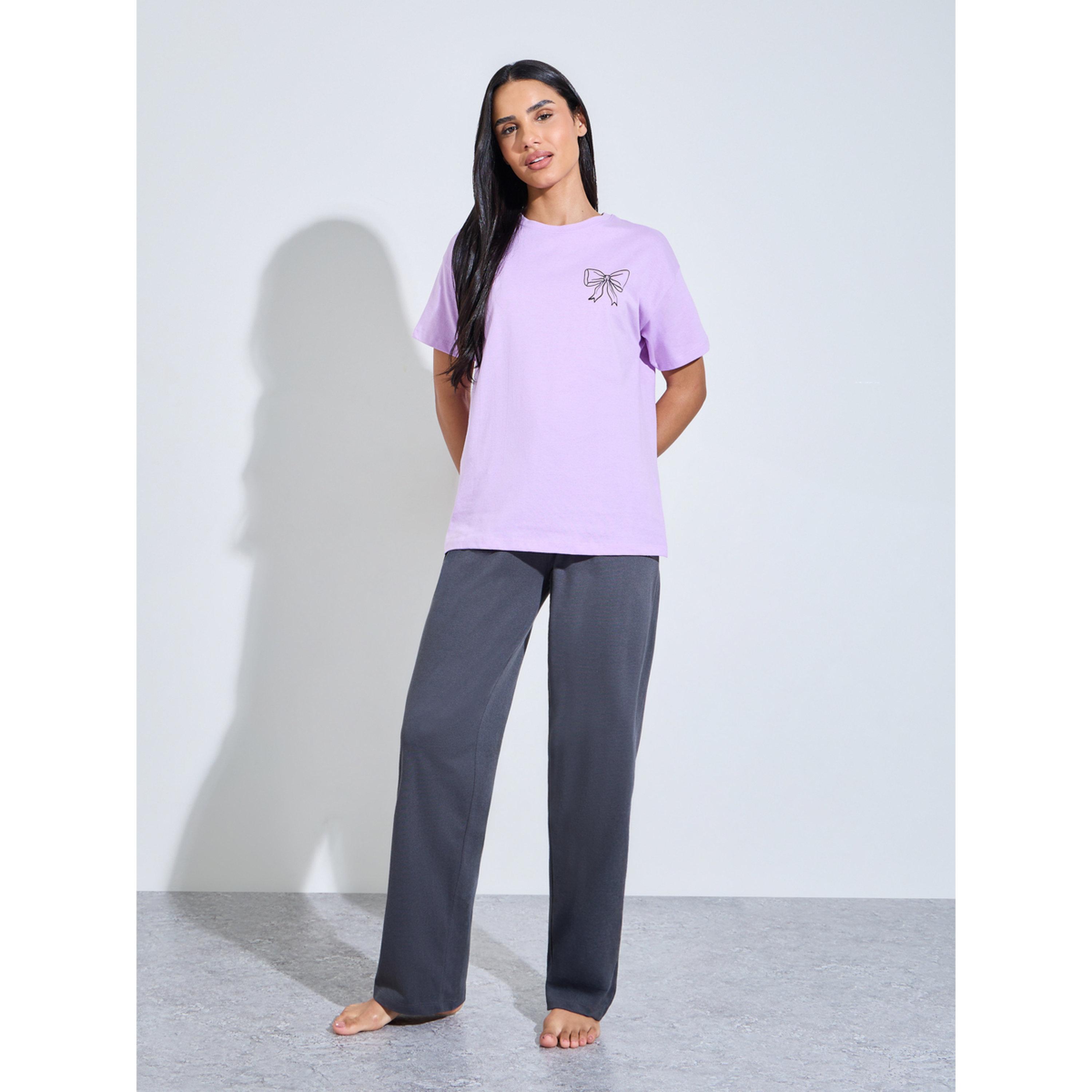 طقم بيجاما من بنطال بأرجل واسعة سادة وتيشيرت وطبعة فيونكة-women-clothing-nightwear-pyjamas-longsets-image-1