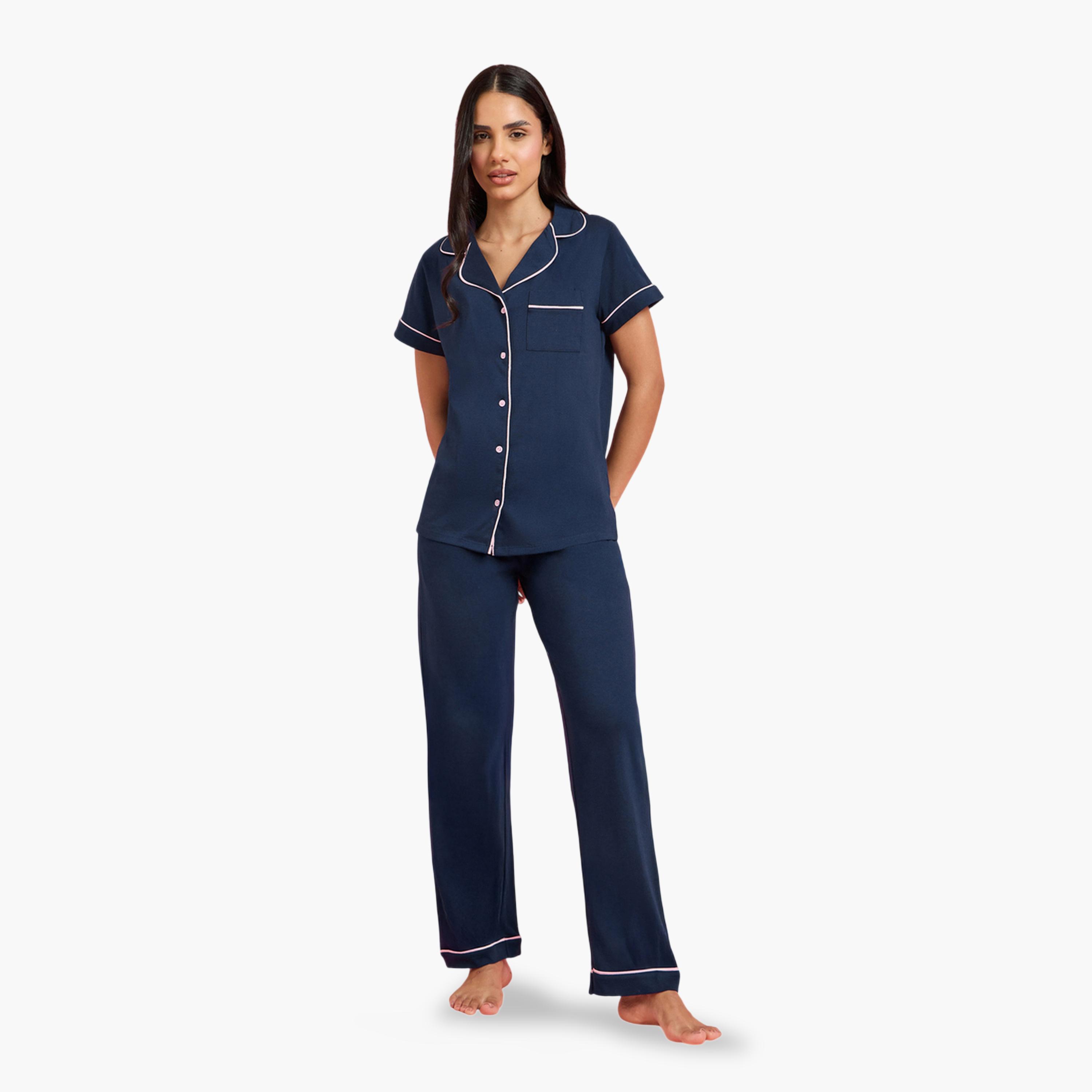 طقم بيجاما من بنطال بأرجل واسعة مع بلوزة بأكمام قصيرة وتفاصيل مُتباينة-women-clothing-nightwear-pyjamas-longsets-image-1