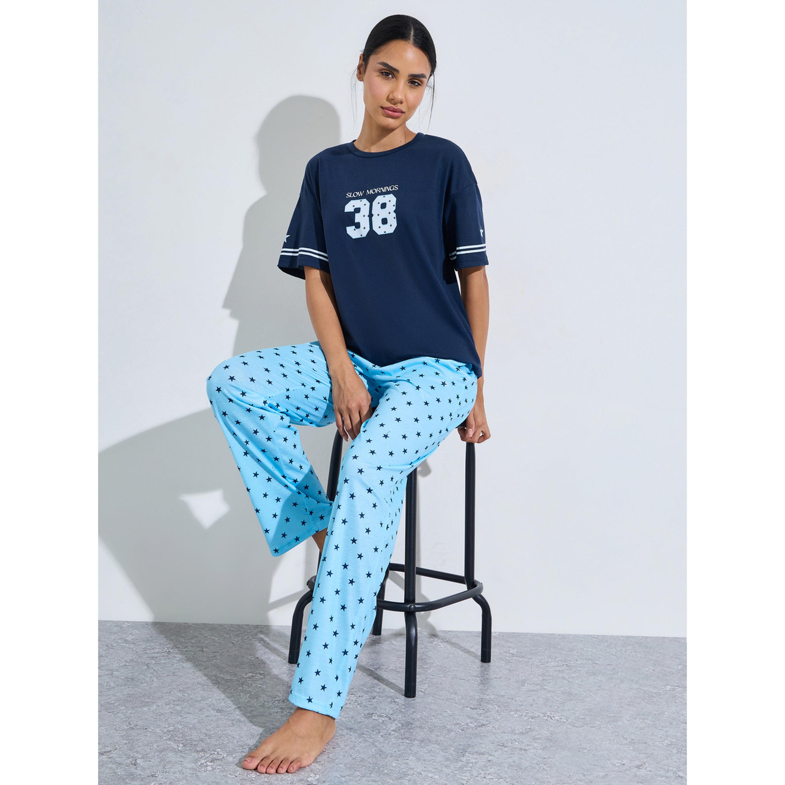 طقم بيجاما من بنطال بأرجل مستقيمة وتيشيرت بطبعة نجمة-women-clothing-nightwear-pyjamas-longsets-image-4