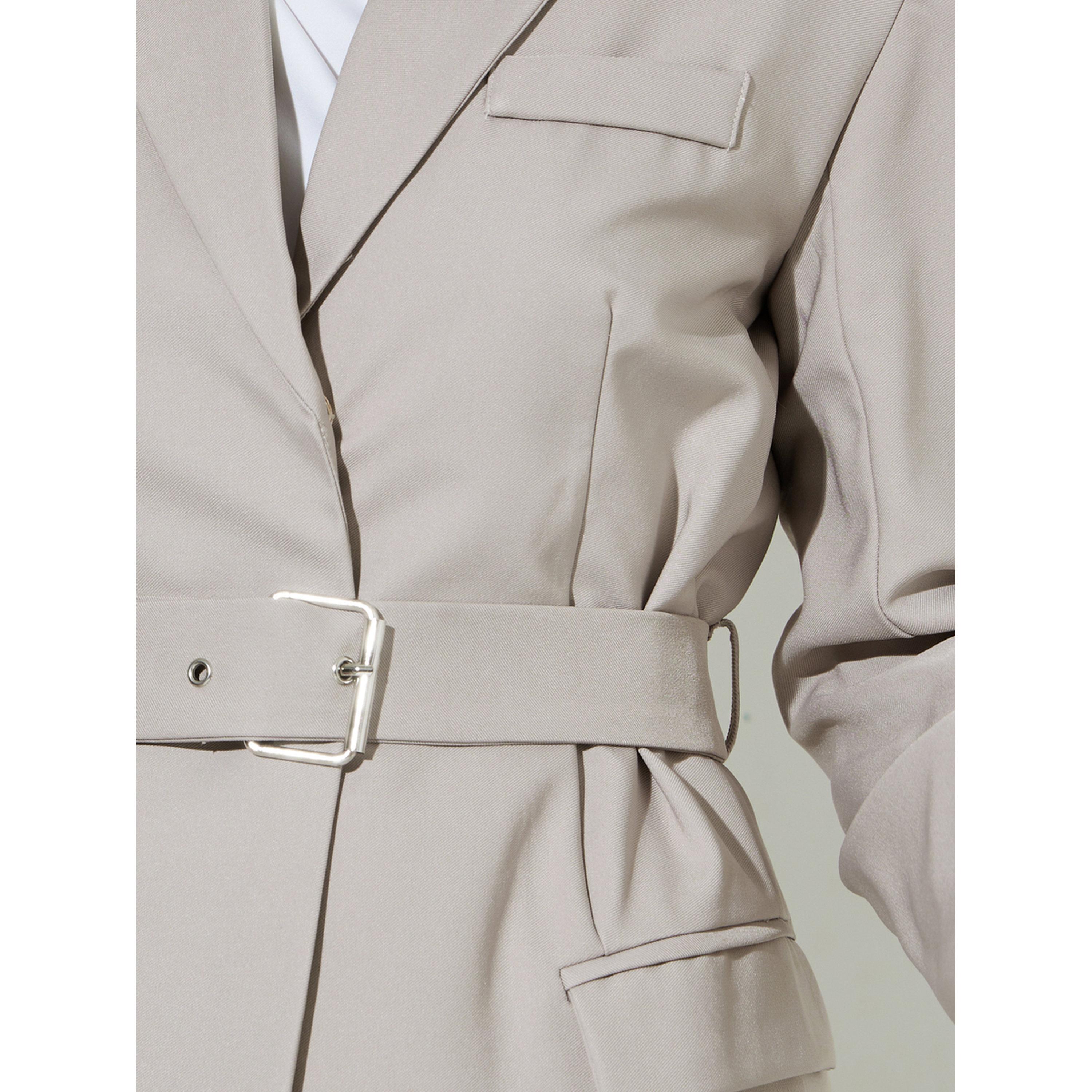 بليزر بحزام وقصة عادية باللون الرمادي-women-clothing-coatsandjackets-blazers-image-5