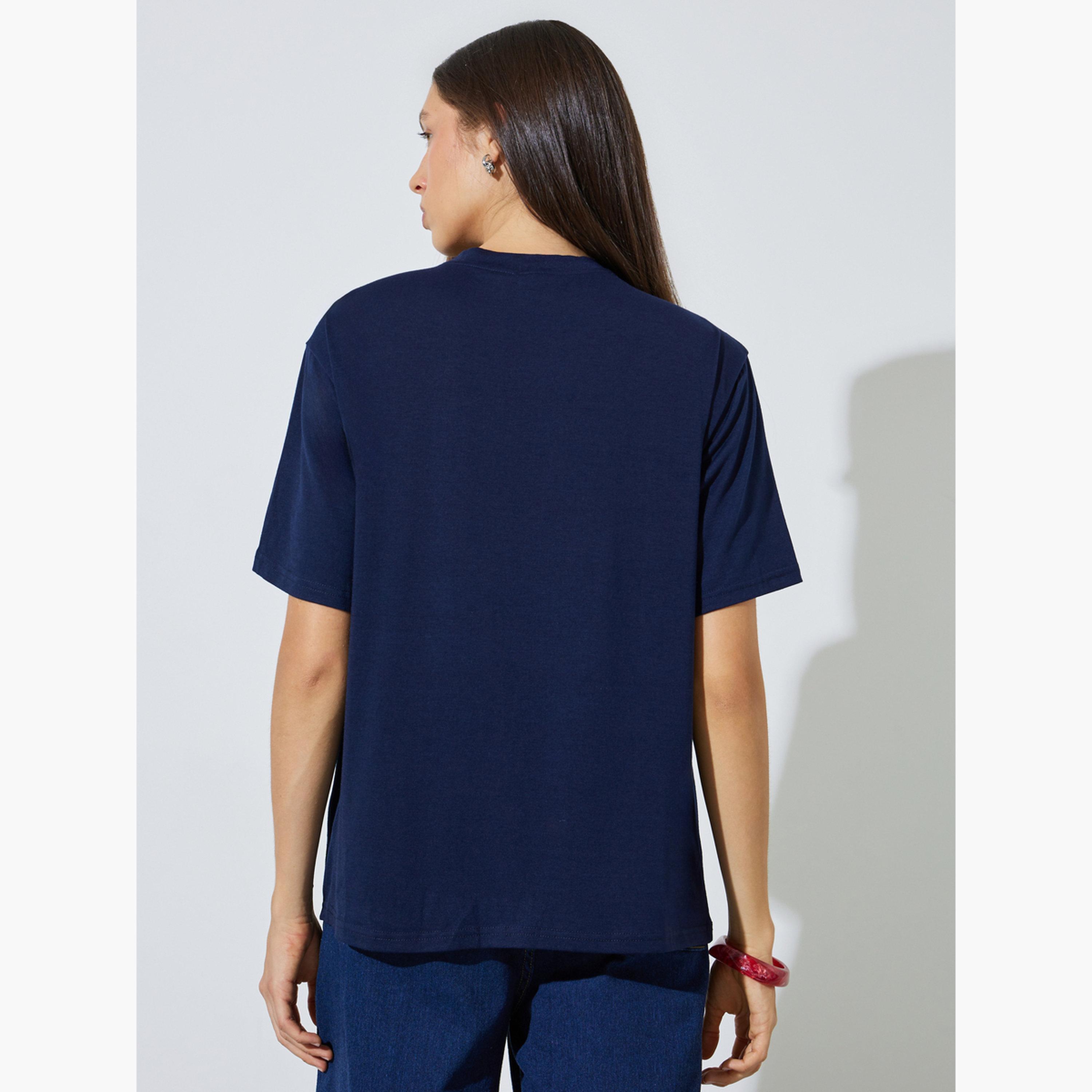 تيشيرت واسع بياقة دائرية وطبعة شعار-women-clothing-tshirts-image-3