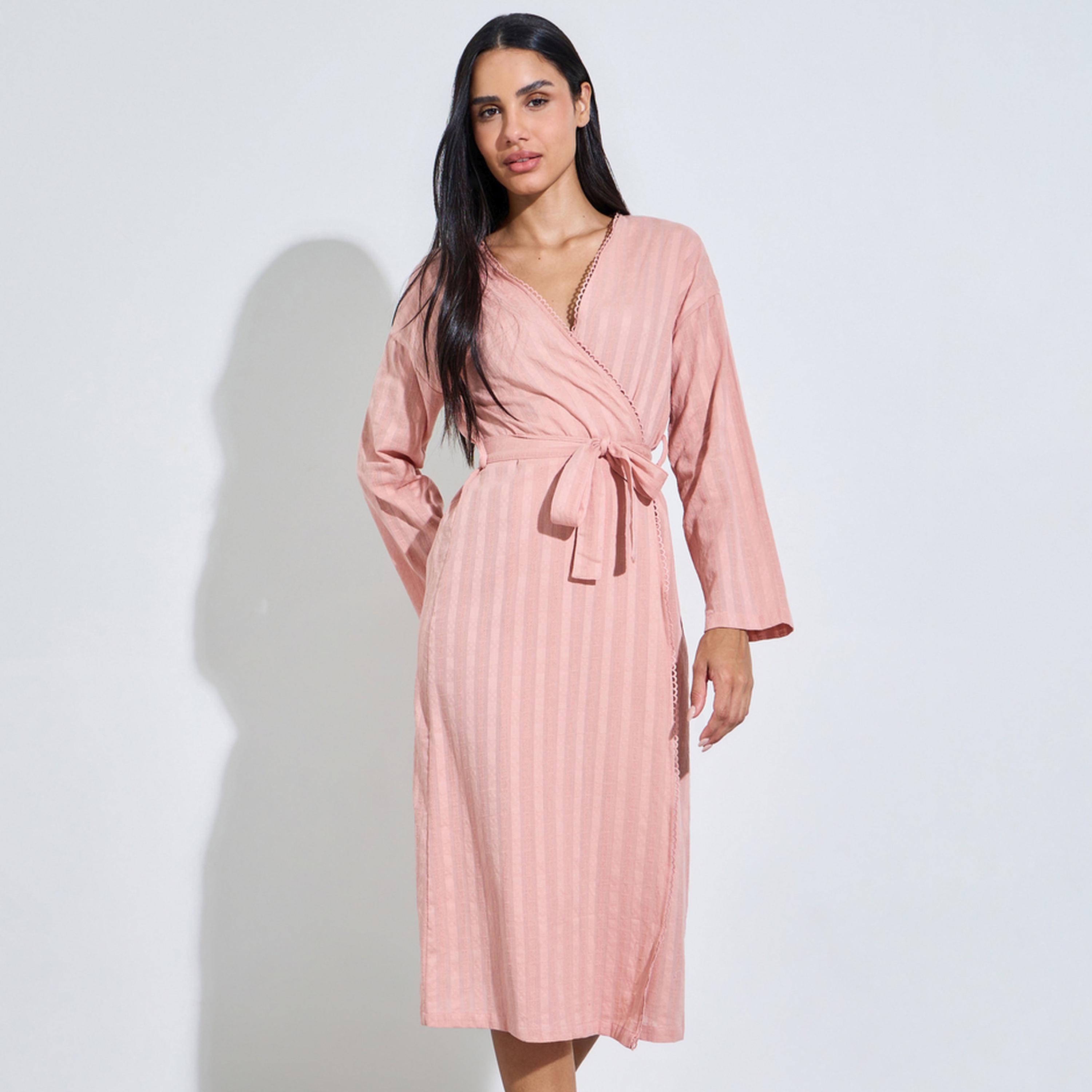 روب ميدي مخطط برباط على الخصر وتفاصيل حواف بيكو باللون الوردي-women-clothing-nightwear-robes-image-1