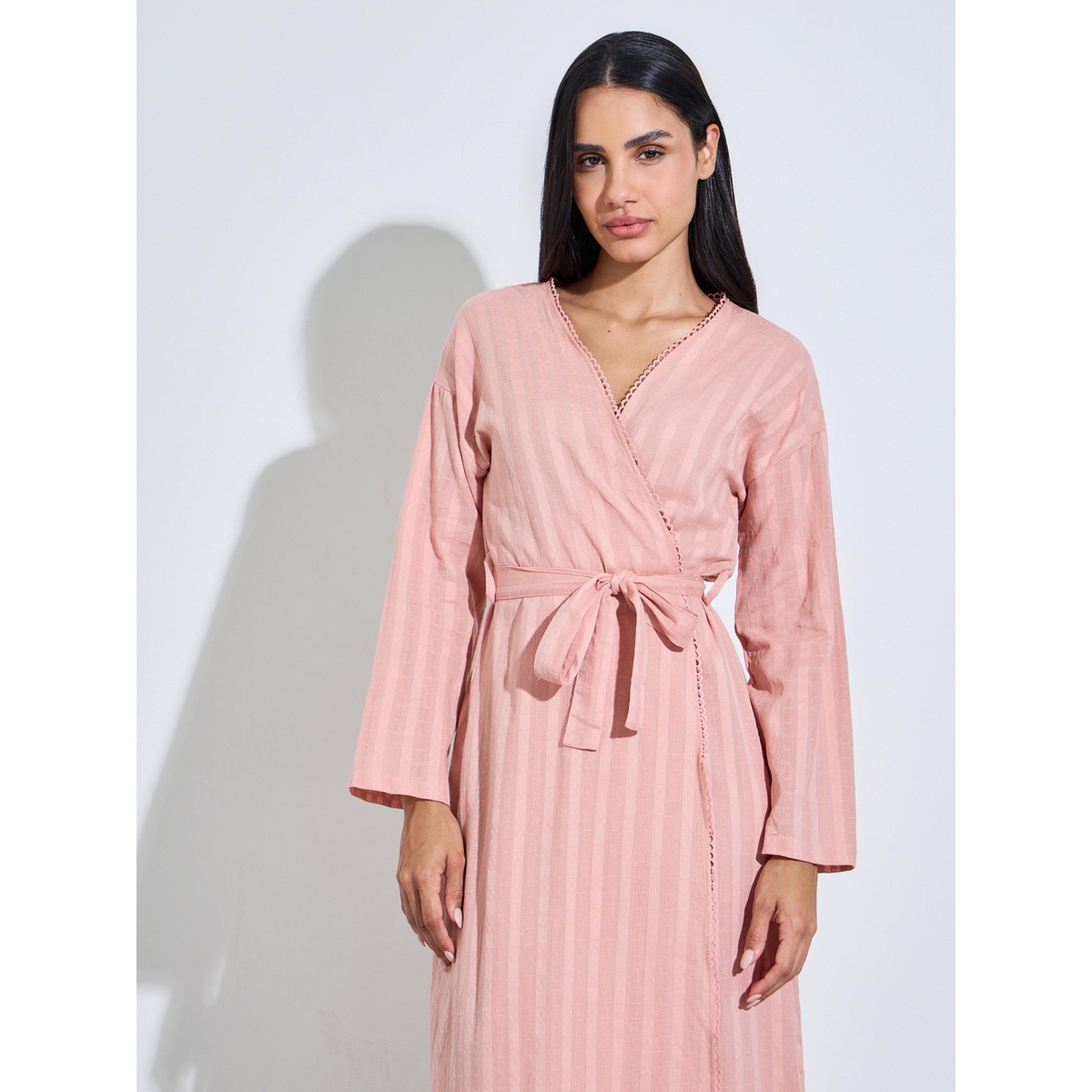روب ميدي مخطط برباط على الخصر وتفاصيل حواف بيكو باللون الوردي-women-clothing-nightwear-robes-image-3