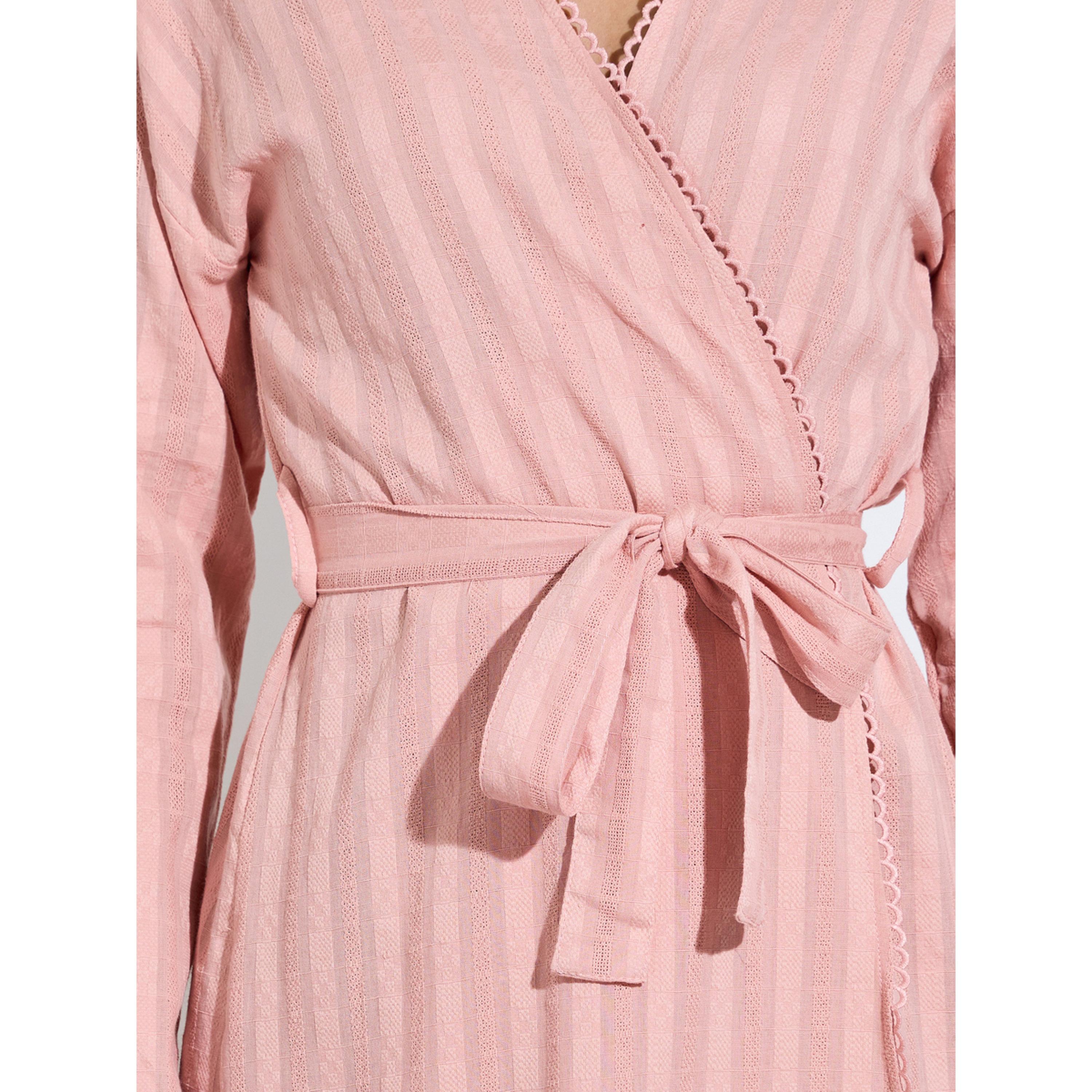 روب ميدي مخطط برباط على الخصر وتفاصيل حواف بيكو باللون الوردي-women-clothing-nightwear-robes-image-5