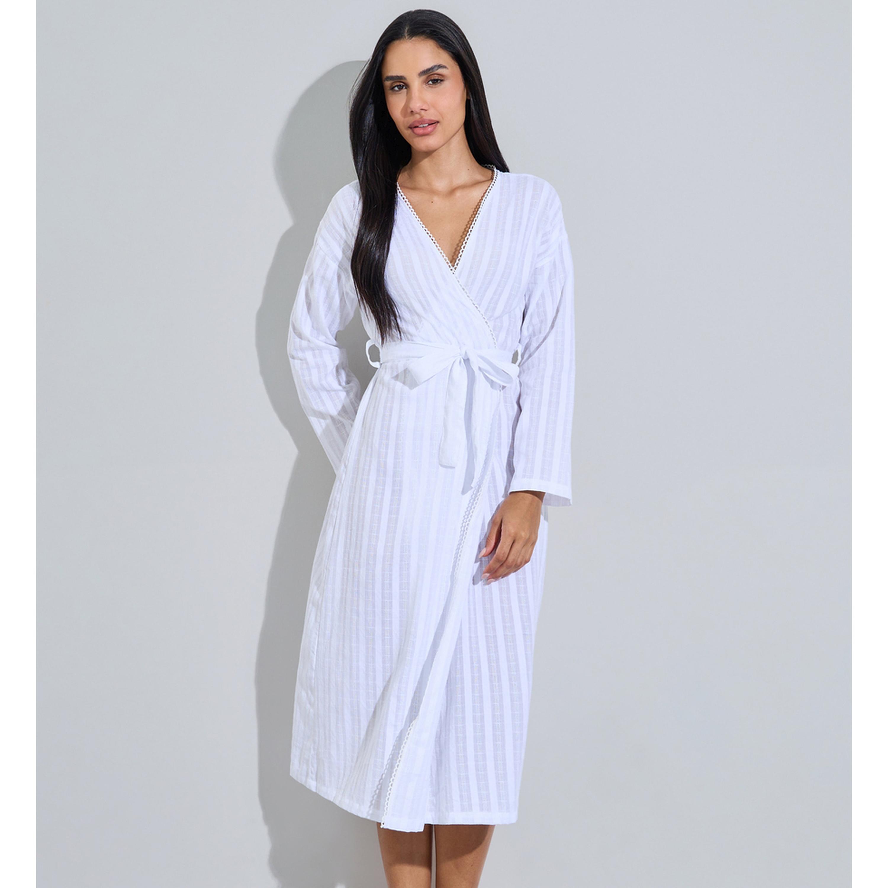 روب ميدي مخطط برباط على الخصر وتفاصيل حواف بيكو باللون الأبيض-women-clothing-nightwear-robes-image-1