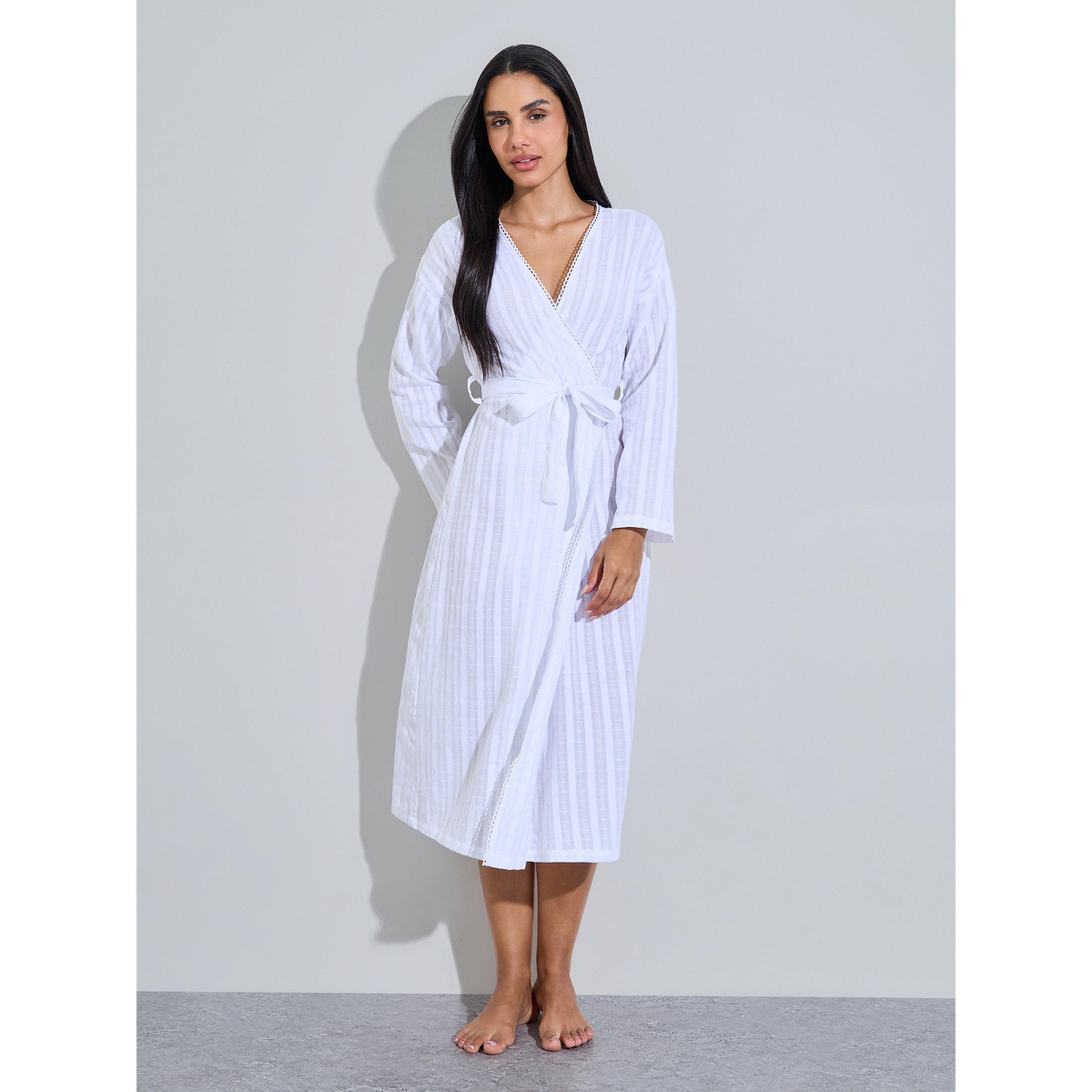 روب ميدي مخطط برباط على الخصر وتفاصيل حواف بيكو باللون الأبيض-women-clothing-nightwear-robes-image-2