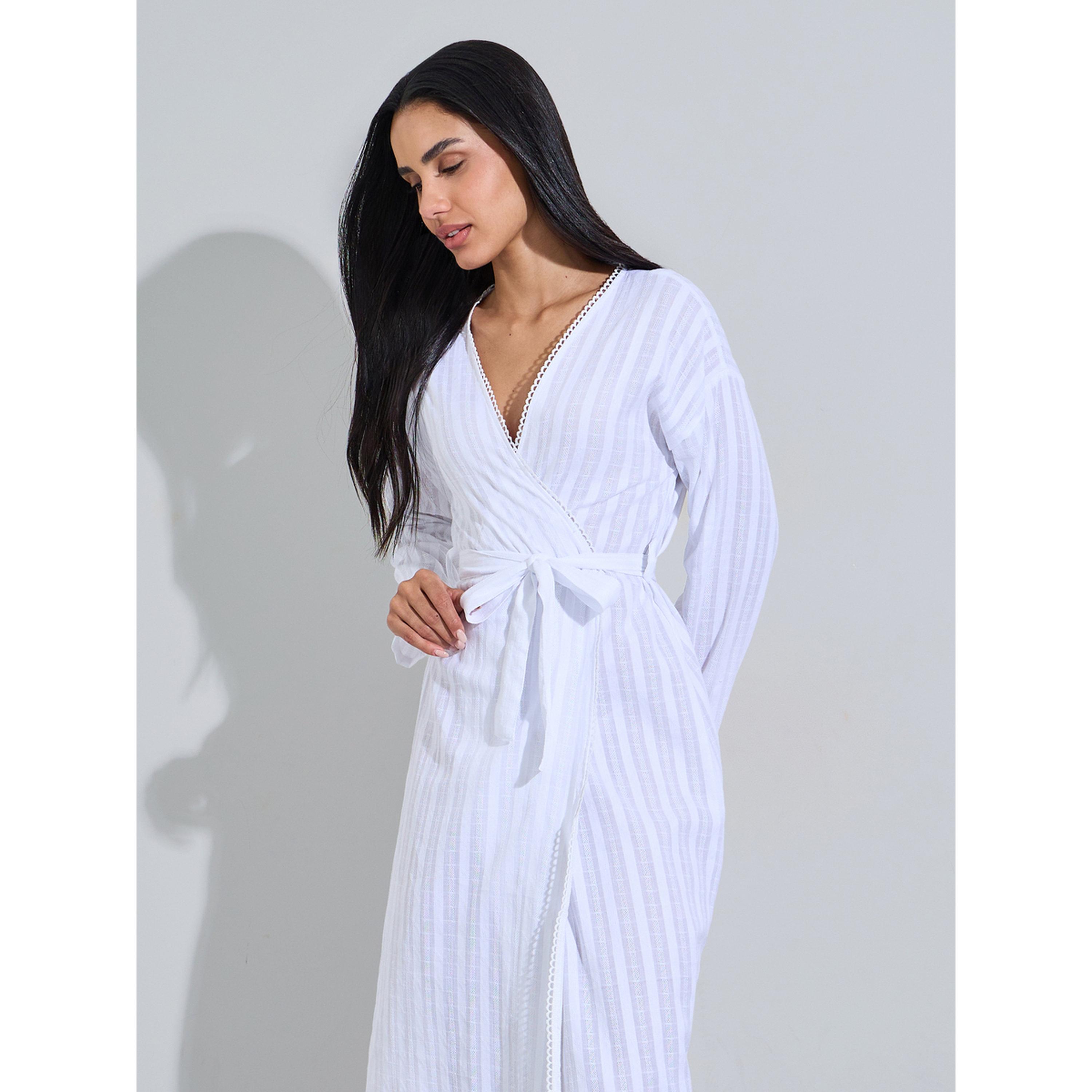 روب ميدي مخطط برباط على الخصر وتفاصيل حواف بيكو باللون الأبيض-women-clothing-nightwear-robes-image-3