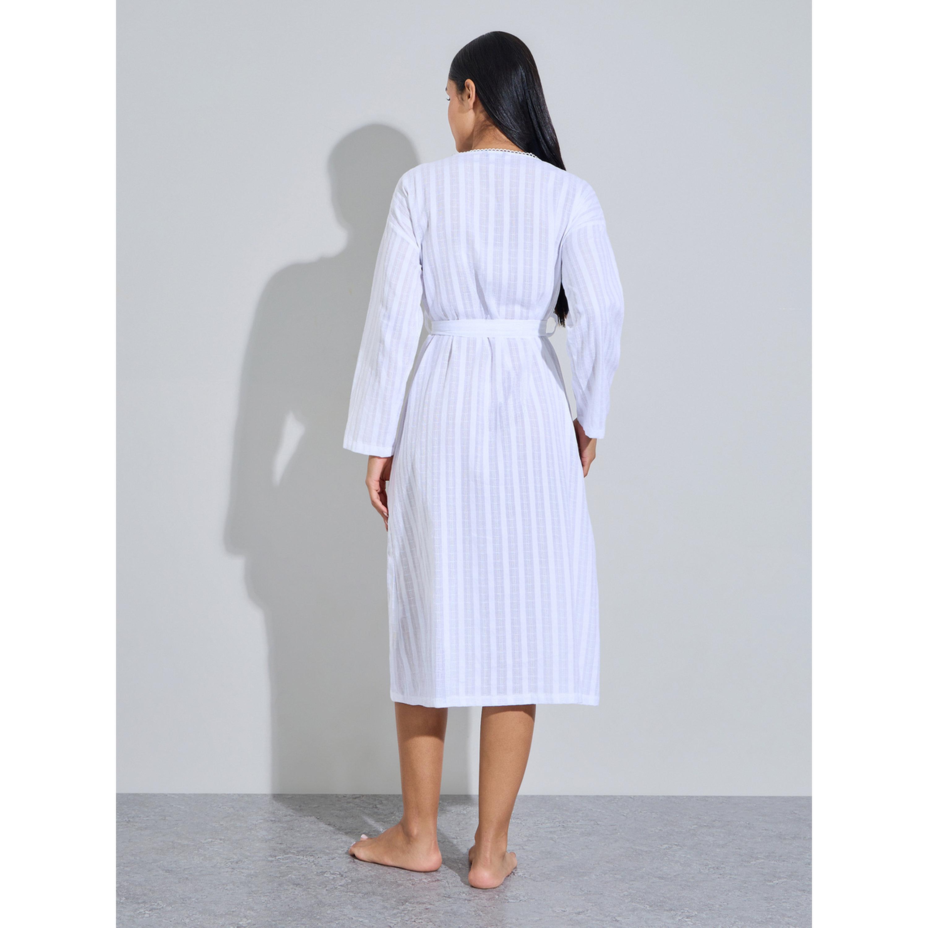 روب ميدي مخطط برباط على الخصر وتفاصيل حواف بيكو باللون الأبيض-women-clothing-nightwear-robes-image-4