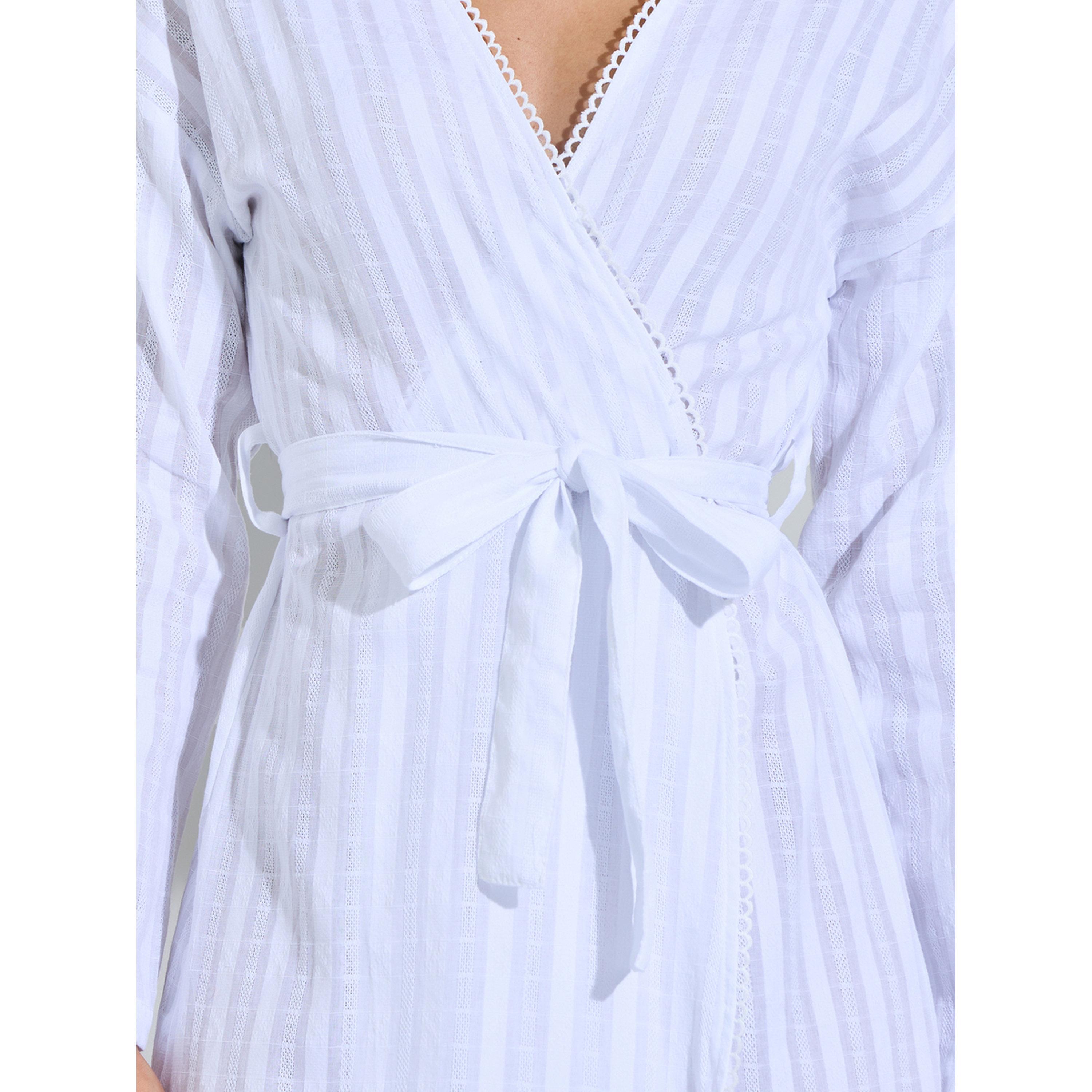 روب ميدي مخطط برباط على الخصر وتفاصيل حواف بيكو باللون الأبيض-women-clothing-nightwear-robes-image-5