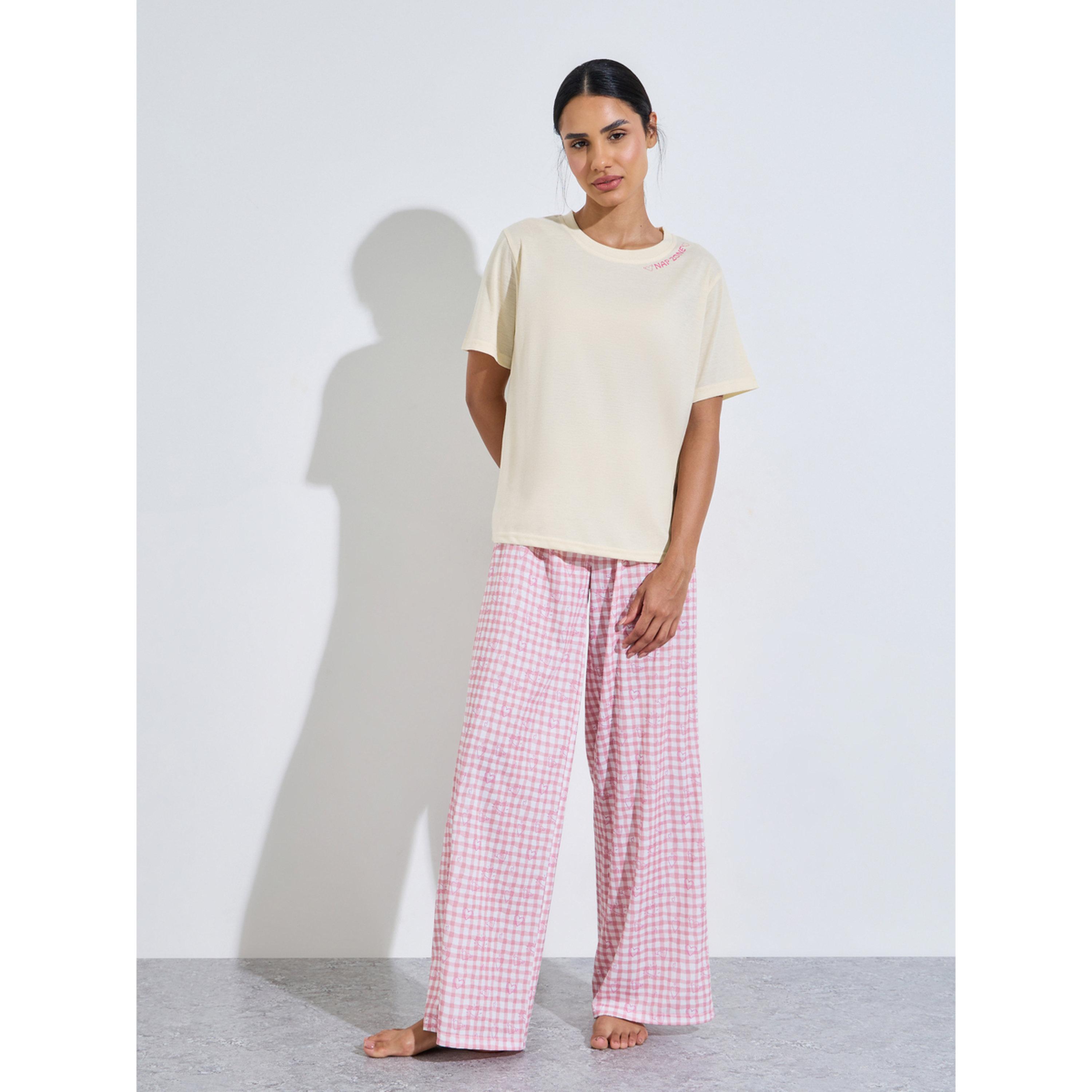 طقم بيجاما من بنطال بطبعة مربعات وتيشيرت بطبعة كتابة-women-clothing-nightwear-pyjamas-longsets-image-1